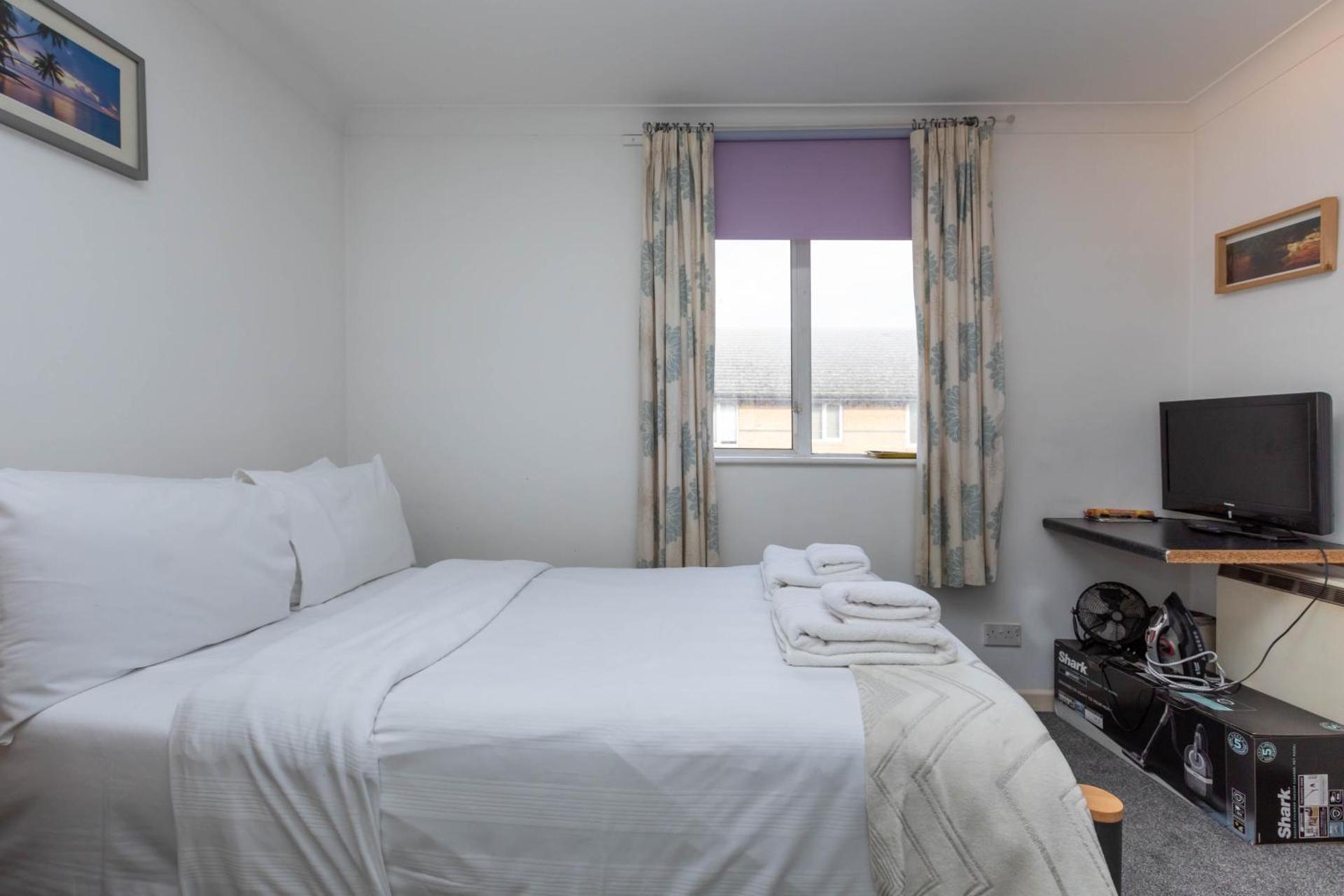 Homely 1 Bedroom Apartment in Beckton With Parking