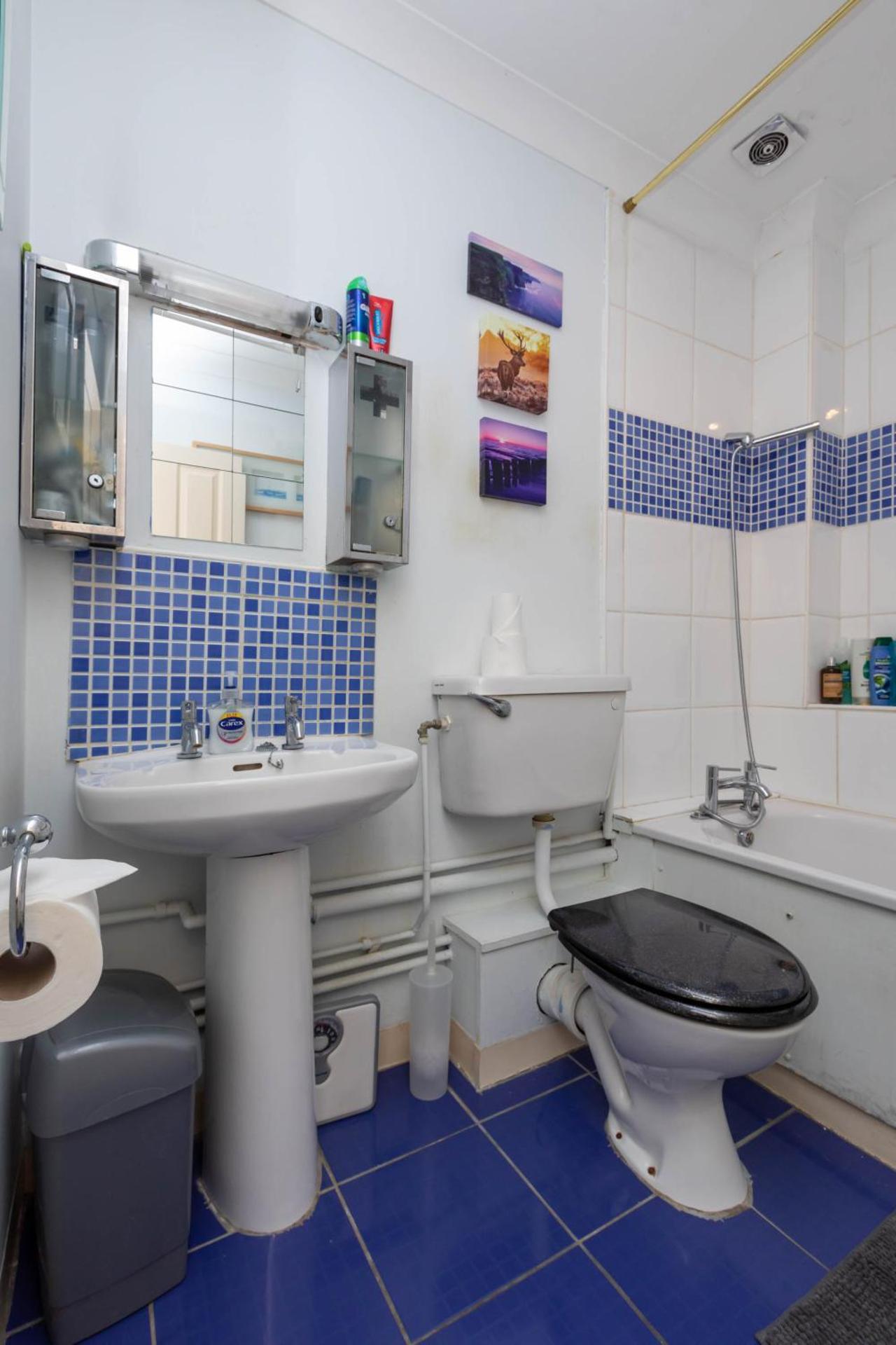 Homely 1 Bedroom Apartment in Beckton With Parking