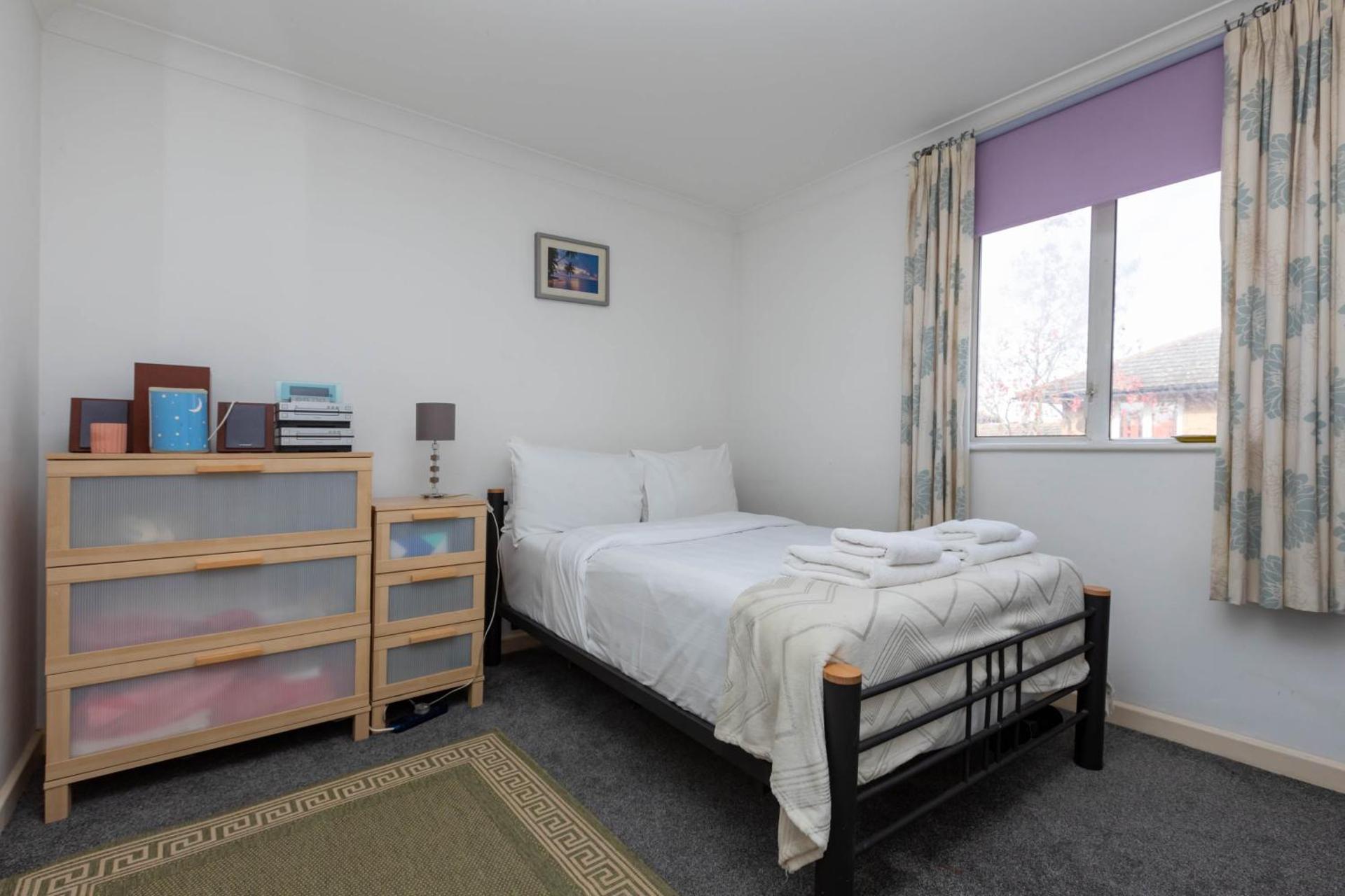 Homely 1 Bedroom Apartment in Beckton With Parking