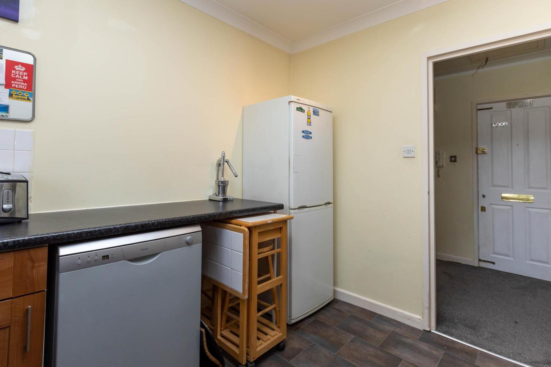 Homely 1 Bedroom Apartment in Beckton With Parking