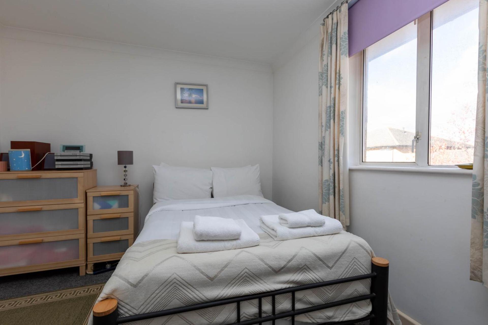 Homely 1 Bedroom Apartment in Beckton With Parking