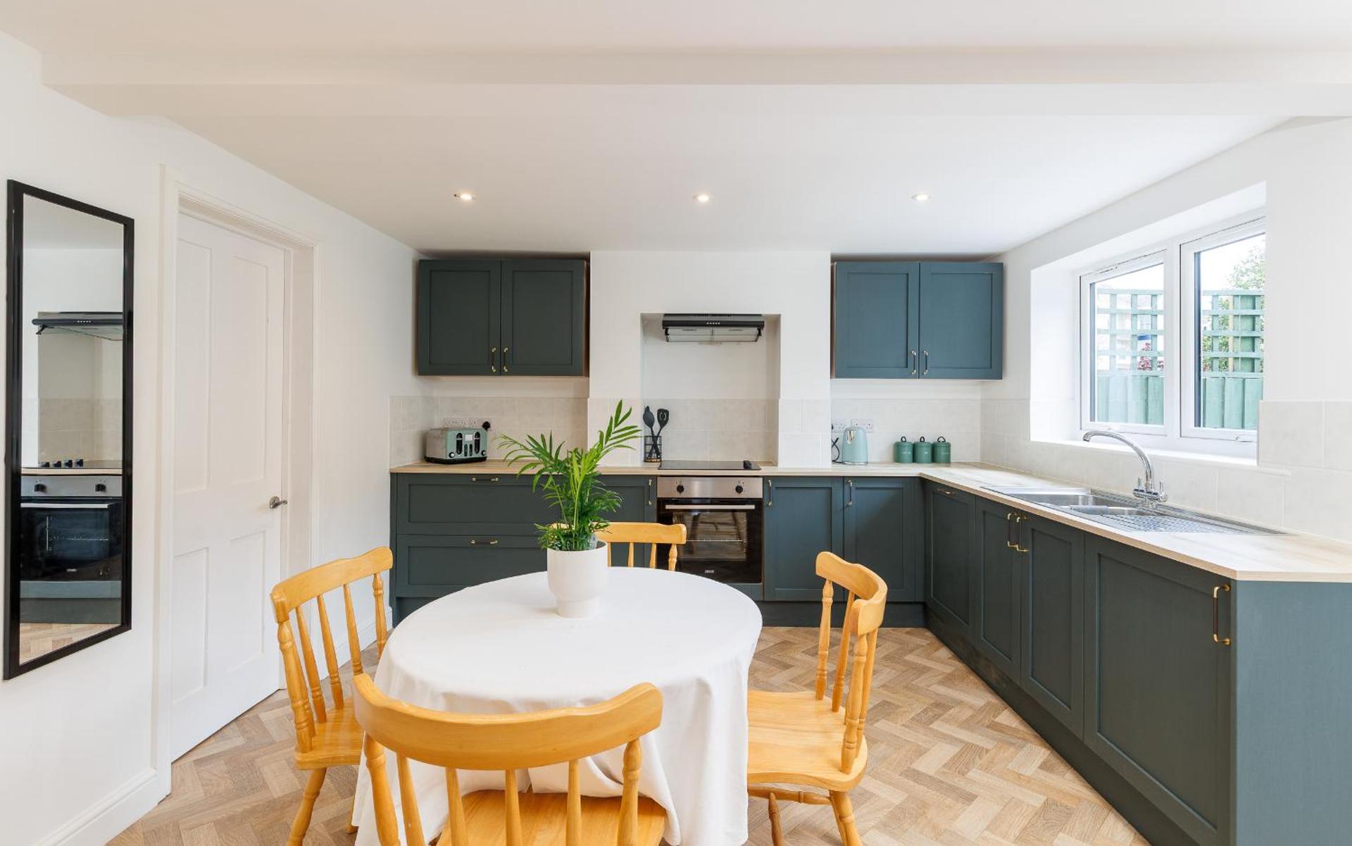 Heart of Cowes - 10 Guests, 200m to Town, Sea View