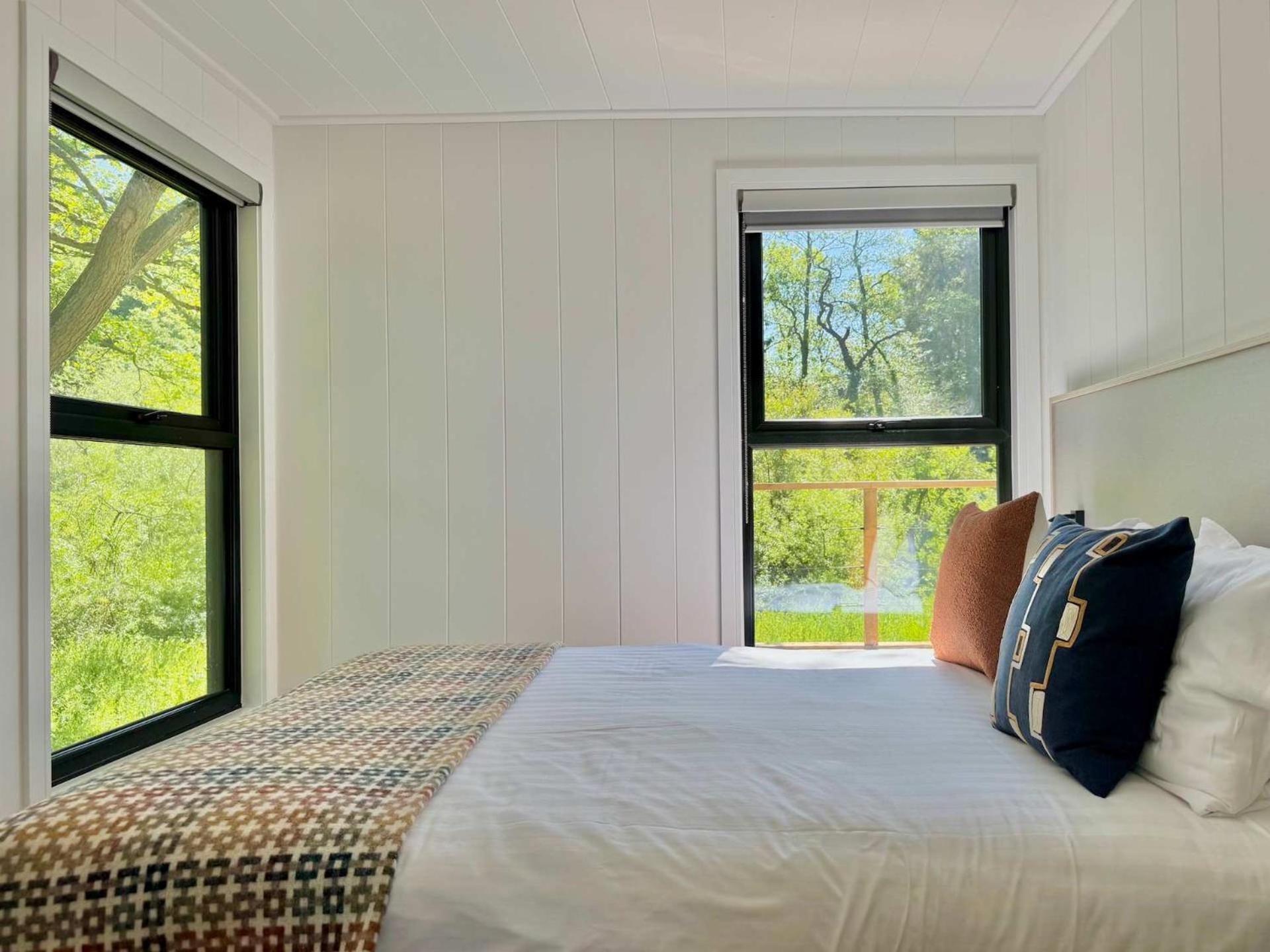 Heron - Luxurious Off-Grid Eco Cabin with River views