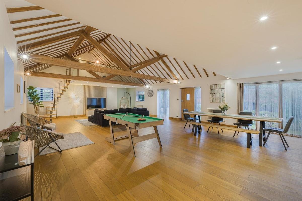 Barn with Hot Tub, Pool Table & Pizza Oven