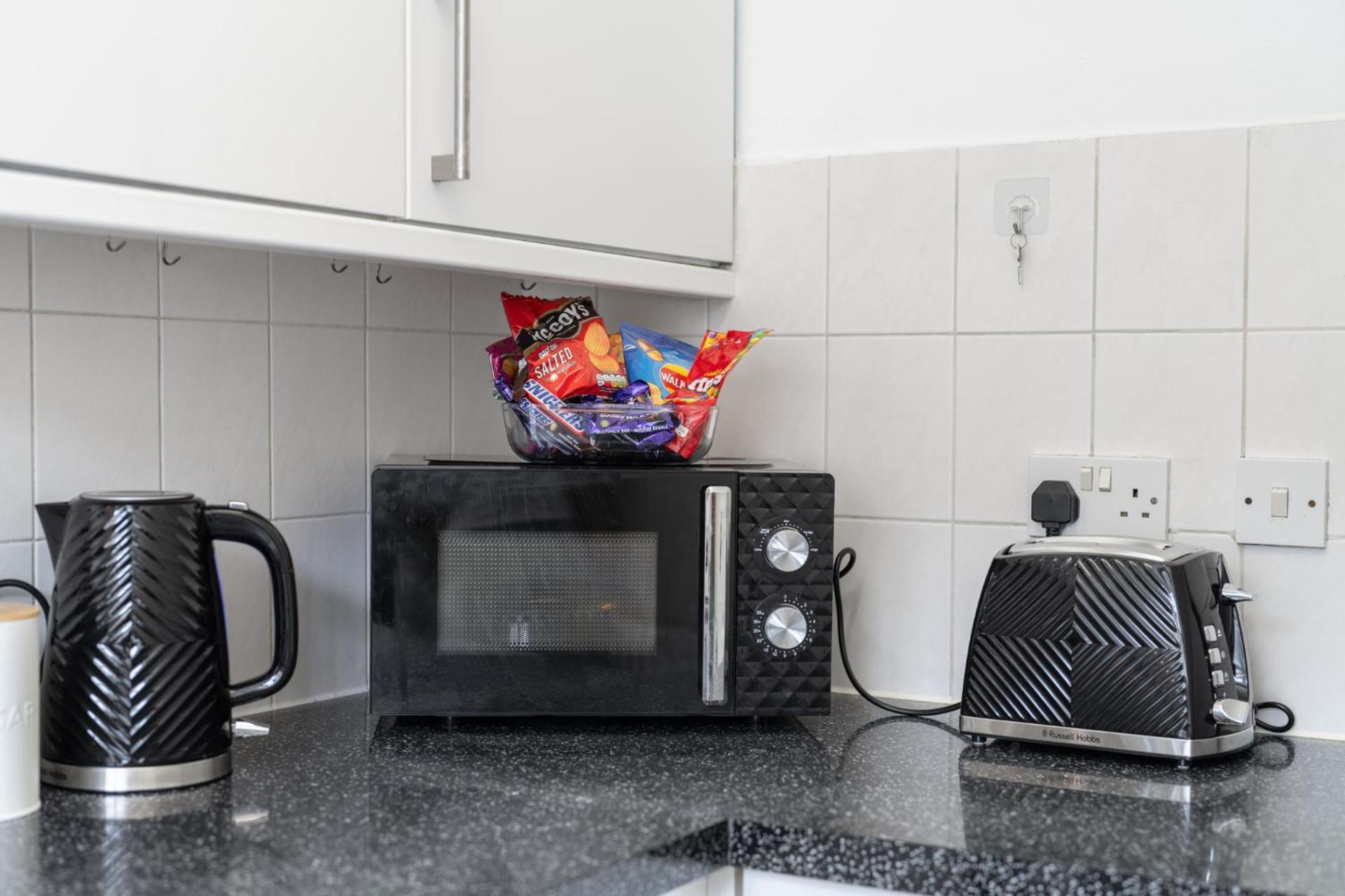 Dockside Home - 5 Comfy Beds-Perfect for Contractors and Families- Free Parking