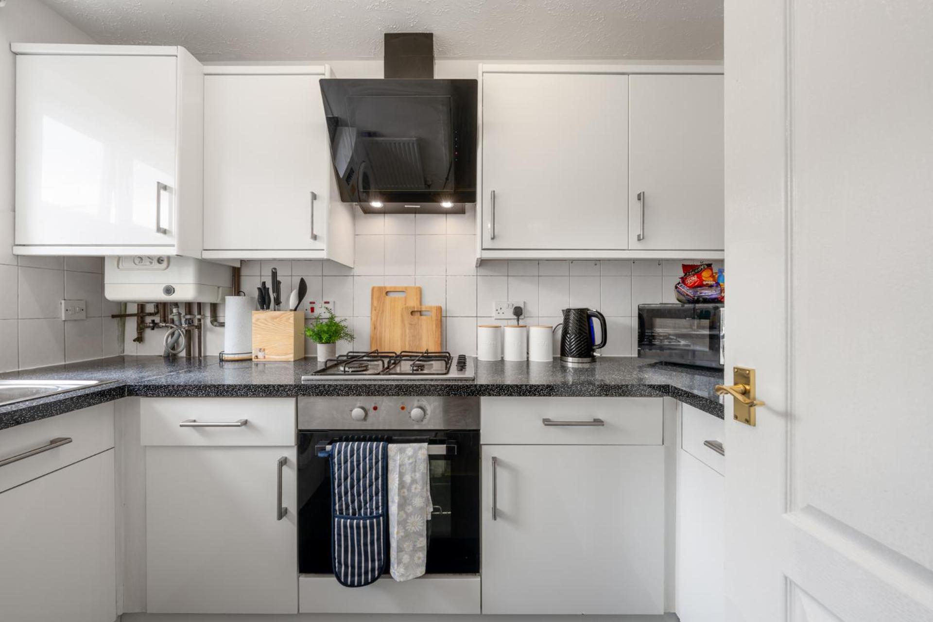 Dockside Home - 5 Comfy Beds-Perfect for Contractors and Families- Free Parking