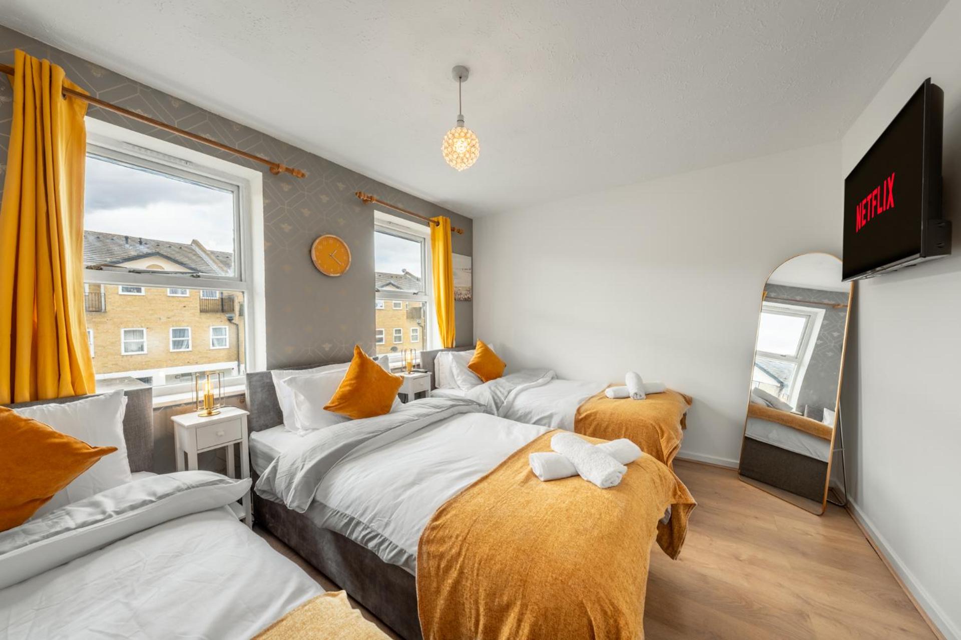 Dockside Home - 5 Comfy Beds-Perfect for Contractors and Families- Free Parking