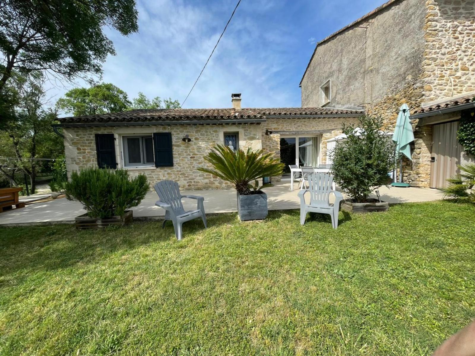 Mas en Pierre "entre Gard et Ardèche" avec jardin