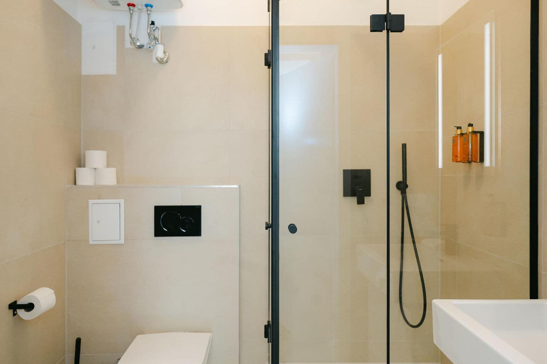 Neat 2BR perfect for 4 free parking