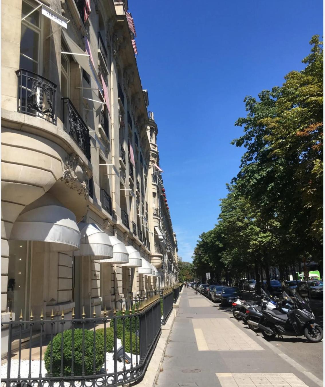 Champs-Élysées, Avenue Montaigne