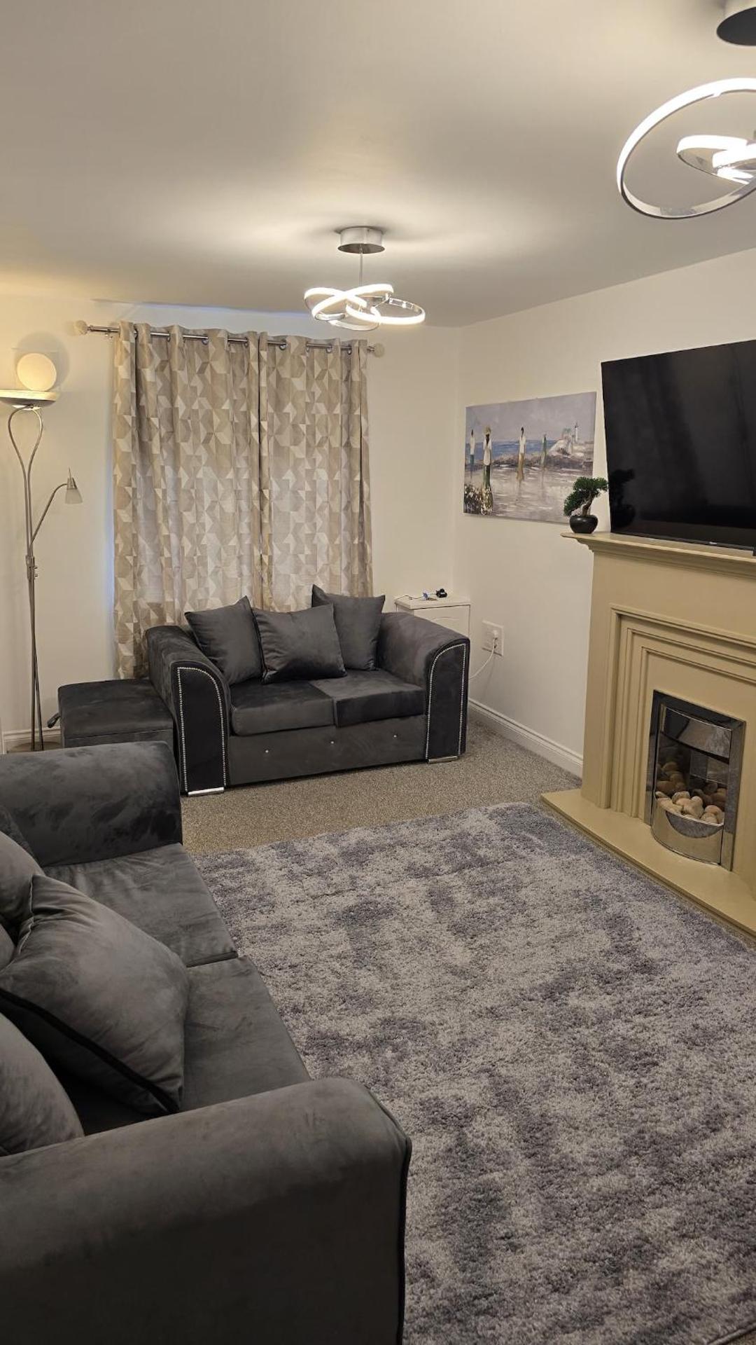 Cosy three bedroom spacious house with parking and Wi-Fi for 7guests