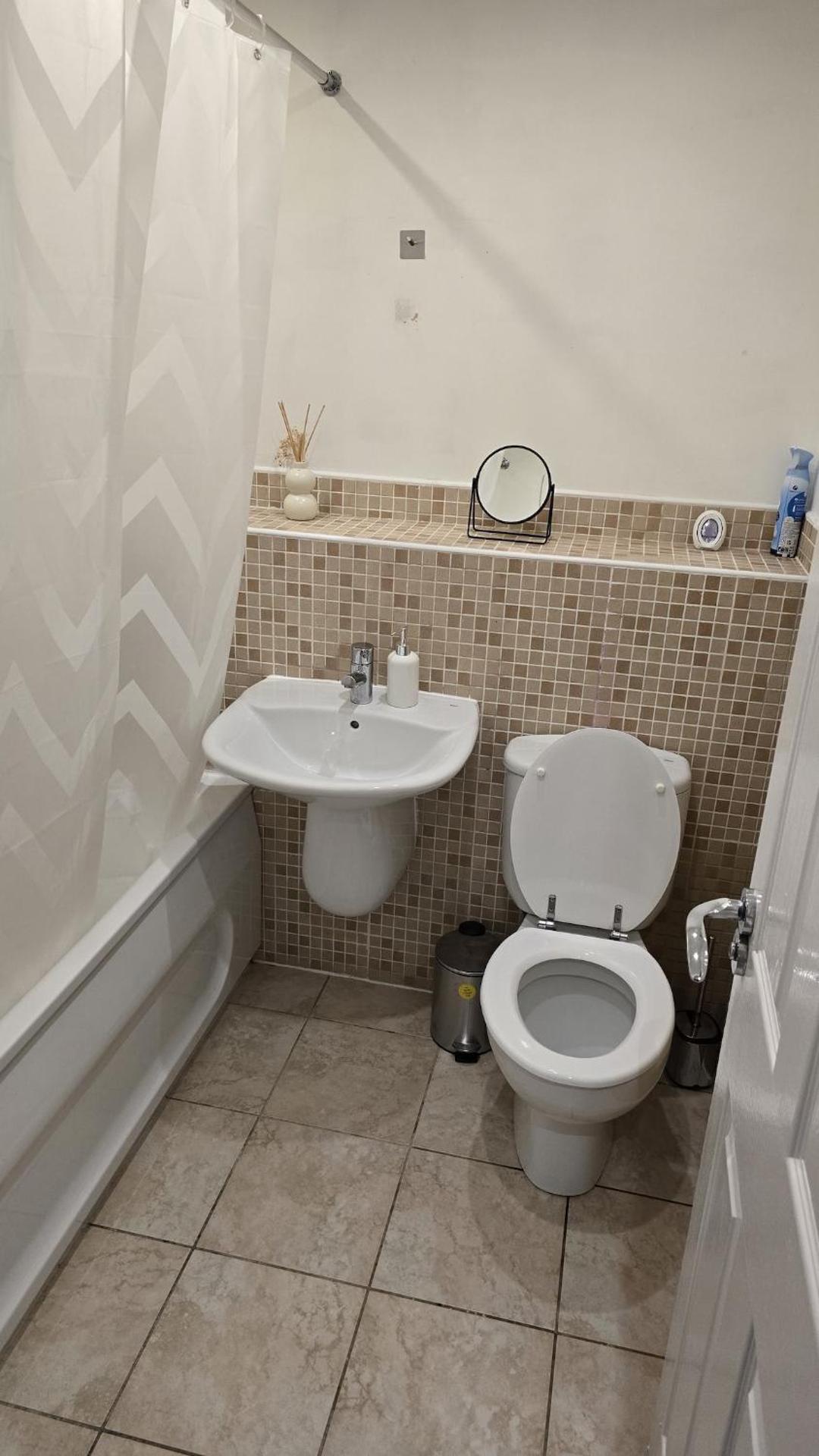 Cosy three bedroom spacious house with parking and Wi-Fi for 7guests