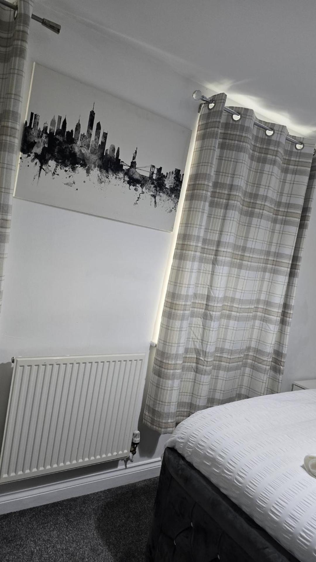 Cosy three bedroom spacious house with parking and Wi-Fi for 7guests