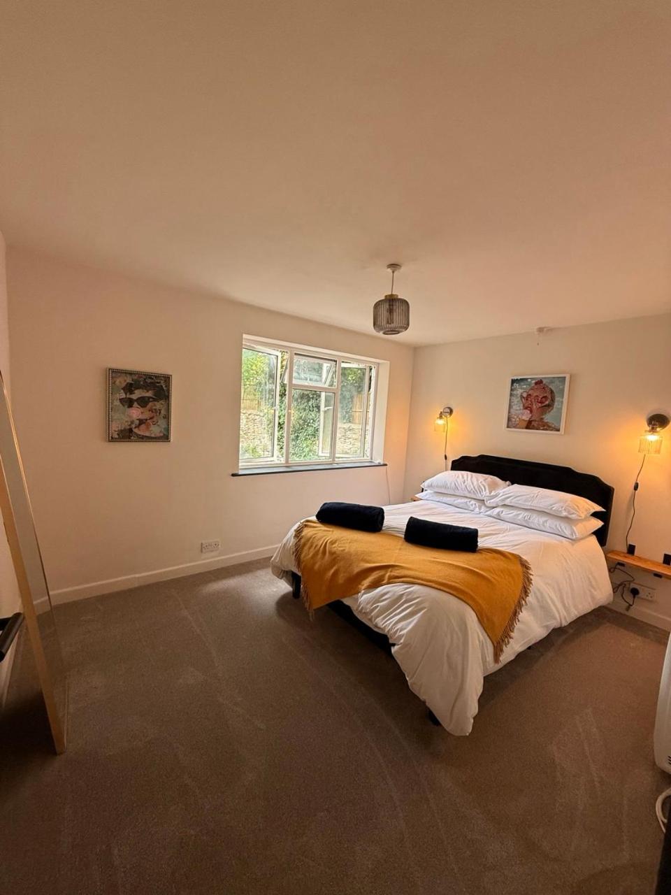 Cosy One-Bedroom Retreat with Parking