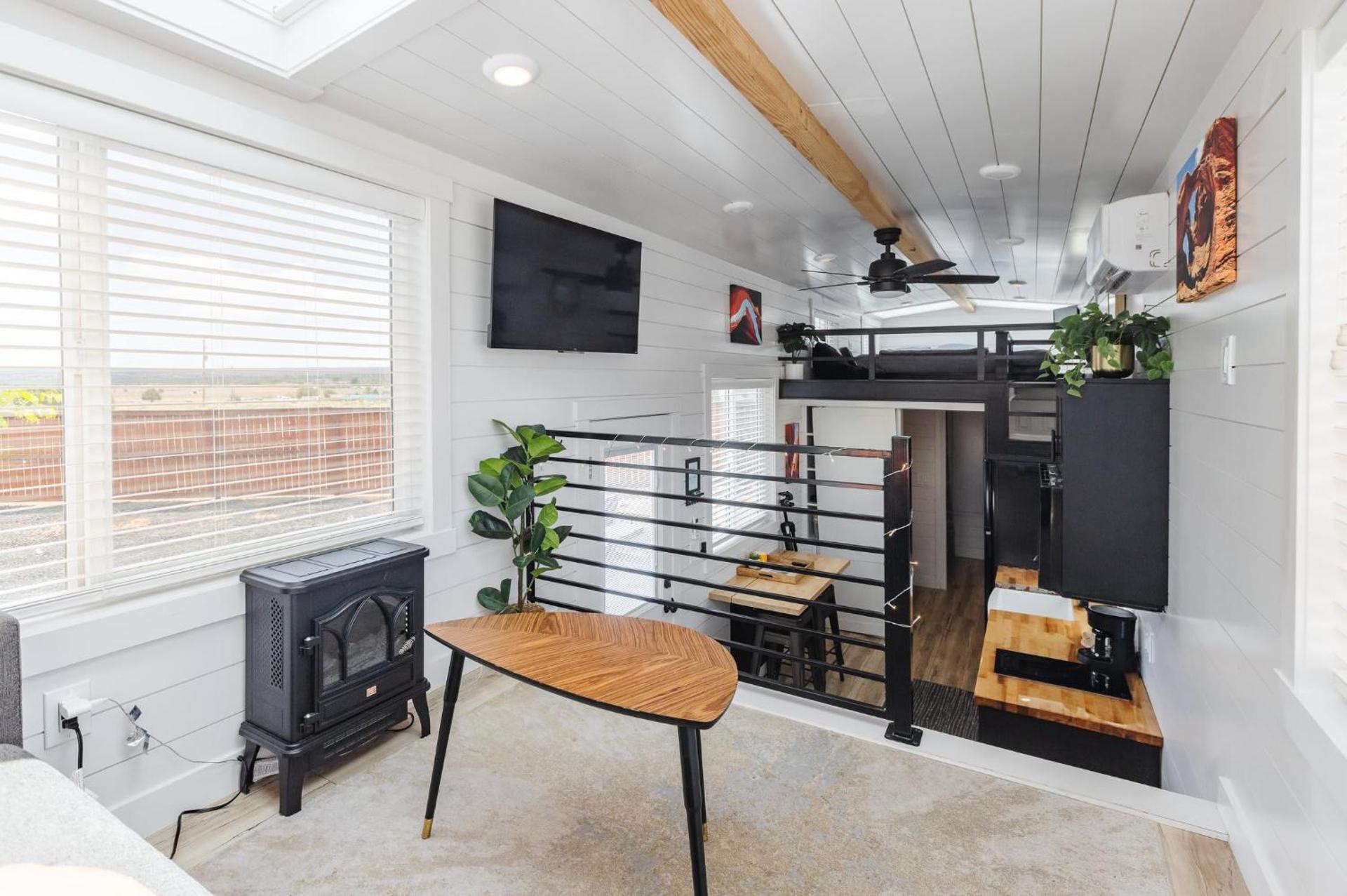 NEW Stunning Tiny Home w private deck firepit BBQ