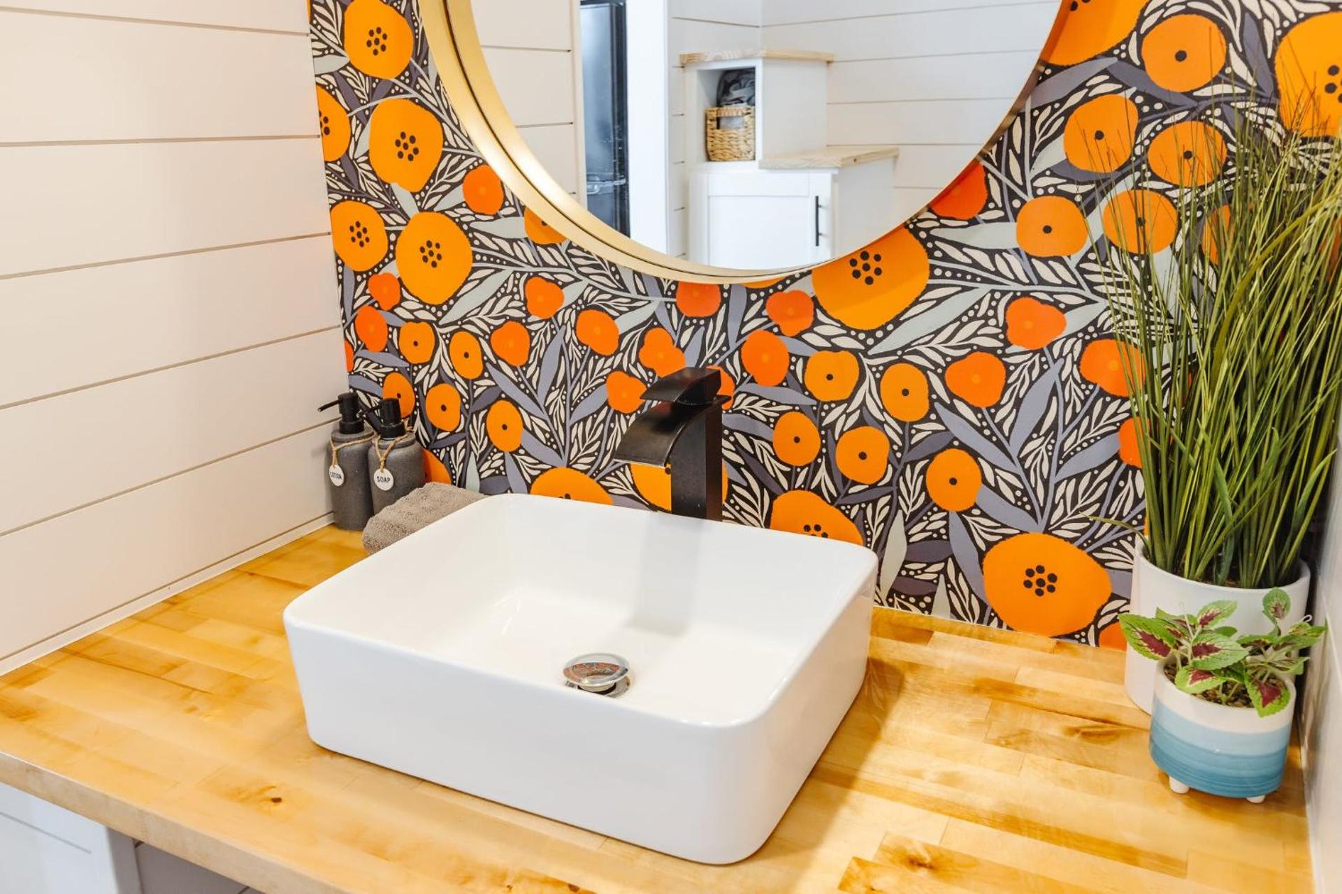 NEW Stunning Tiny Home w private deck firepit BBQ