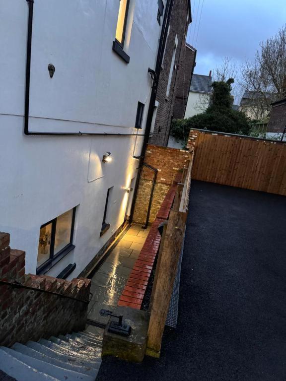 3BD Modern Home with Free Private Parking