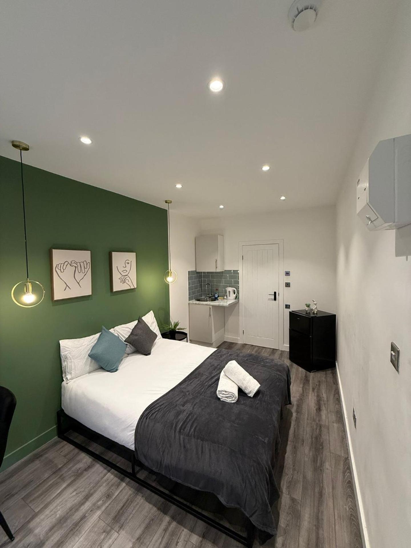 Westfield Shopping Studios - 129 - Chic City Escape