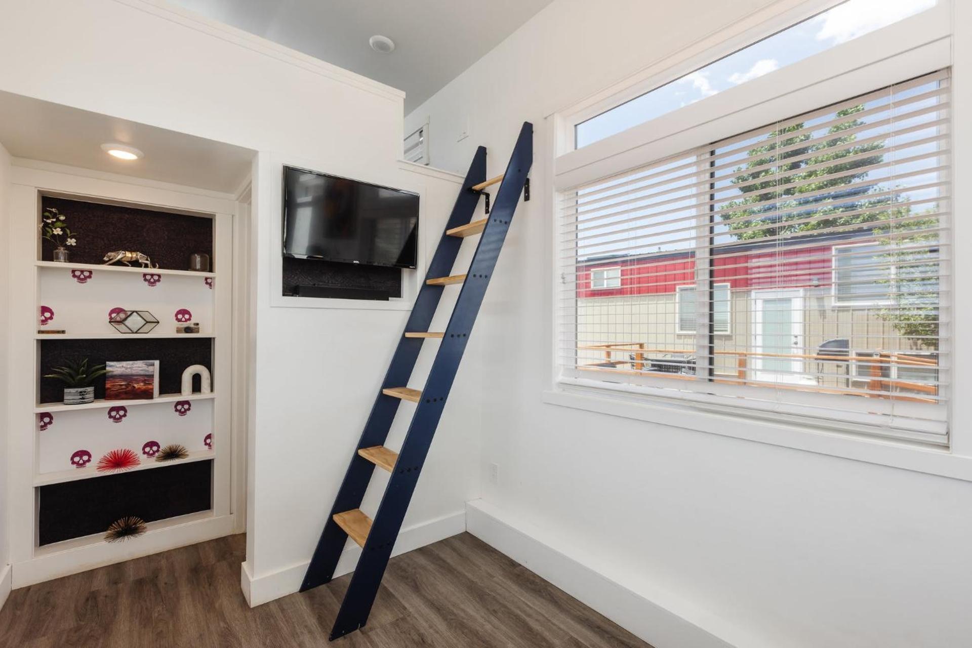 Cozy modern tiny home near ZION & private deck