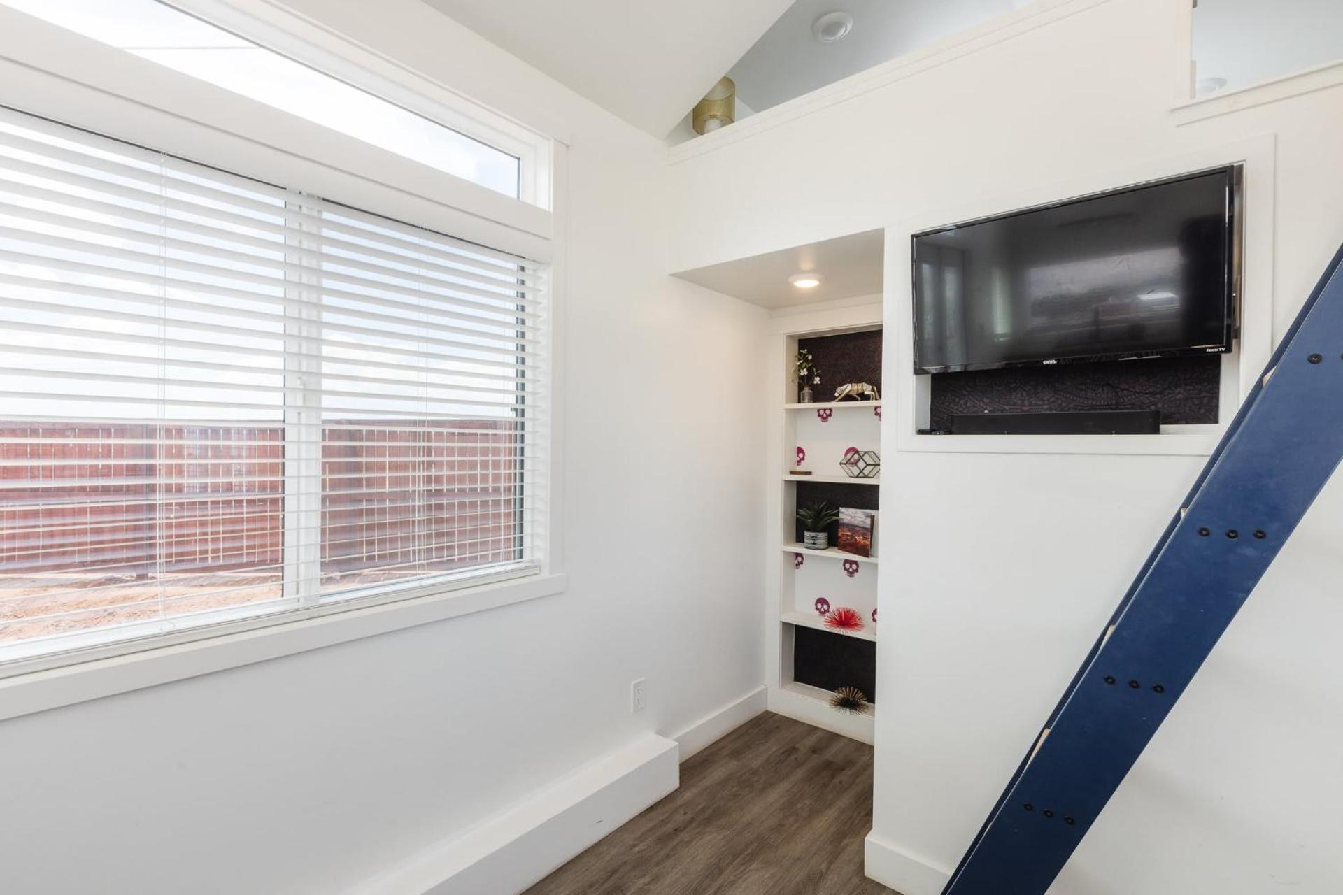 Cozy modern tiny home near ZION & private deck