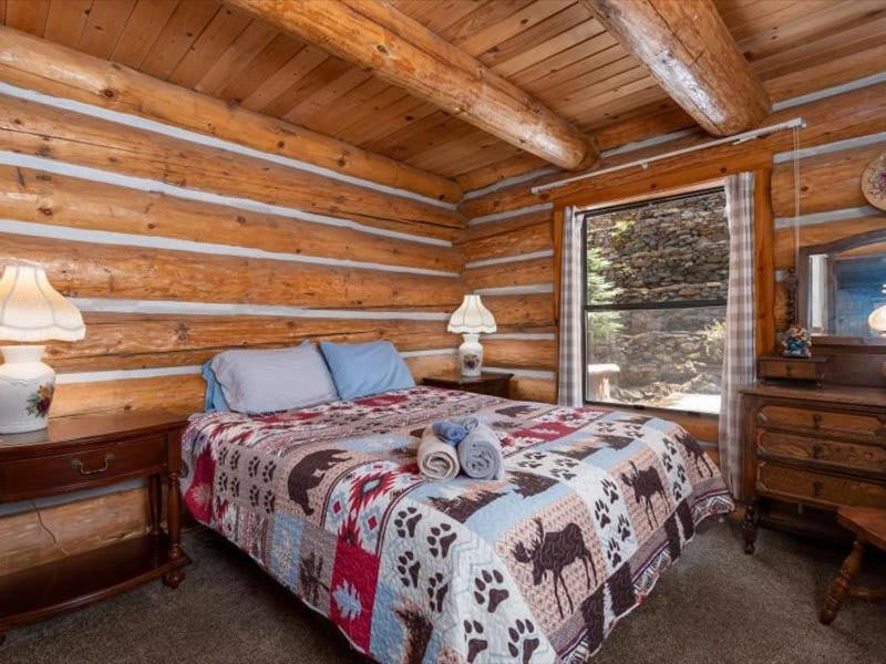 Yosemite Log Cabin-Rustic Charm-Sleeps 8
