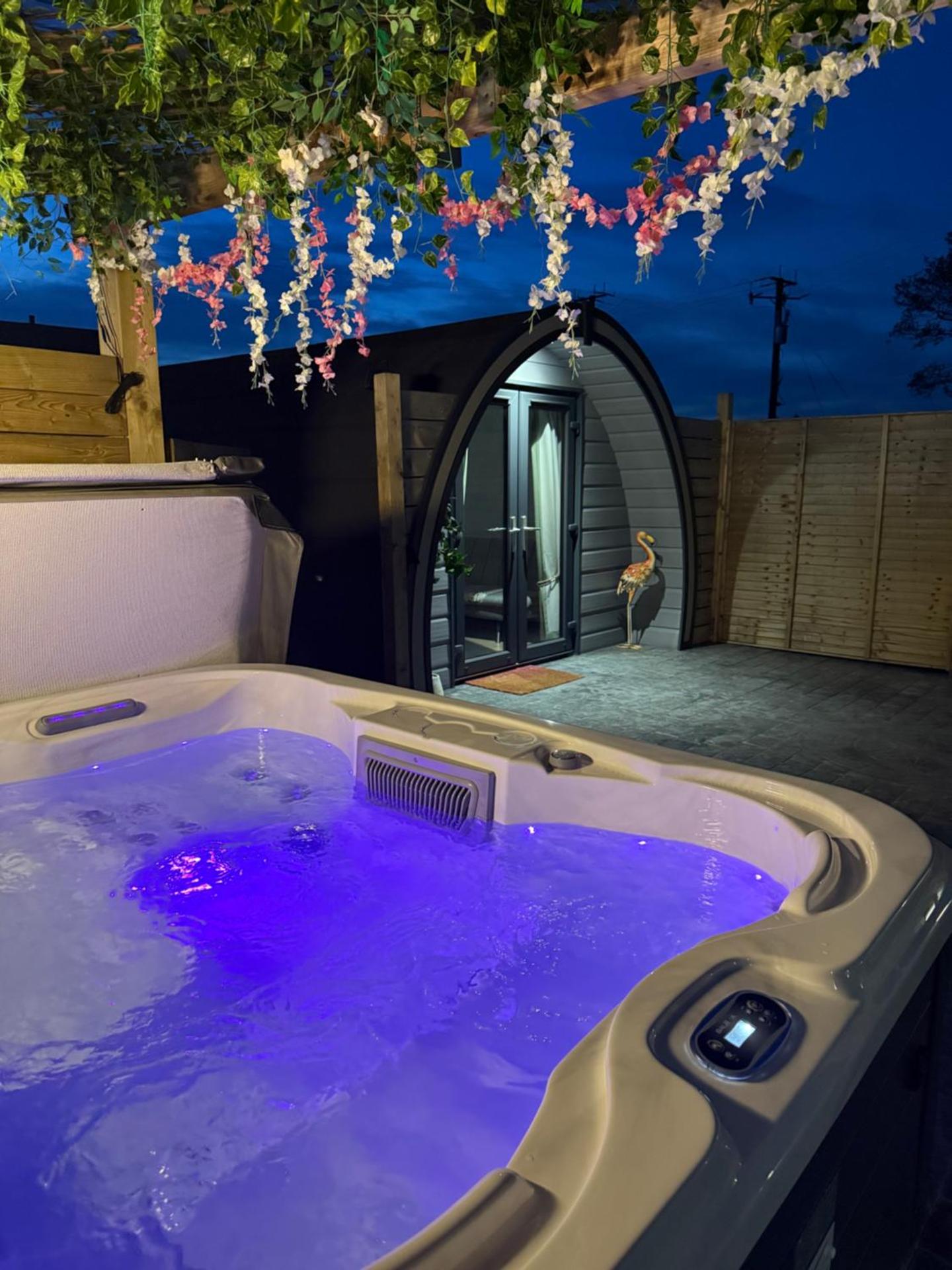 The Garden Pod with Private Hot Tub