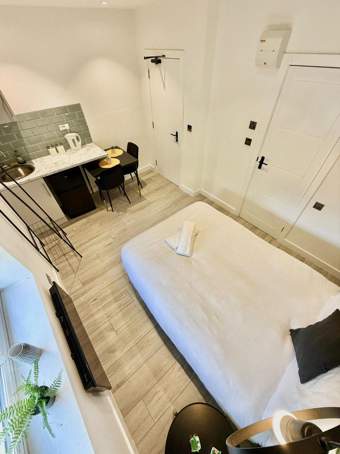 Westfield Shopping Studios - 129 - Chic City Escape