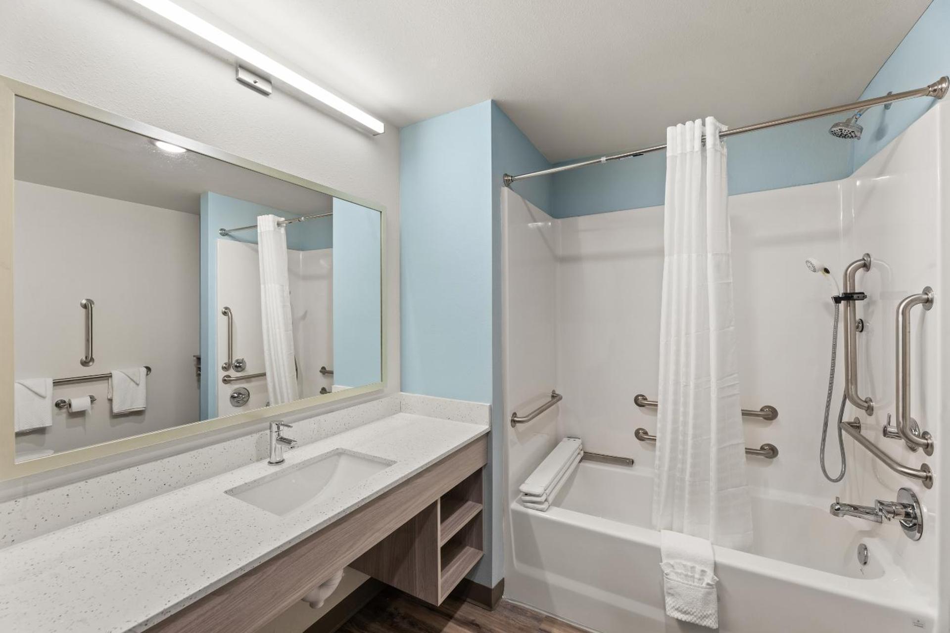 King Suite with Sofa - Disability Access/Non Smoking