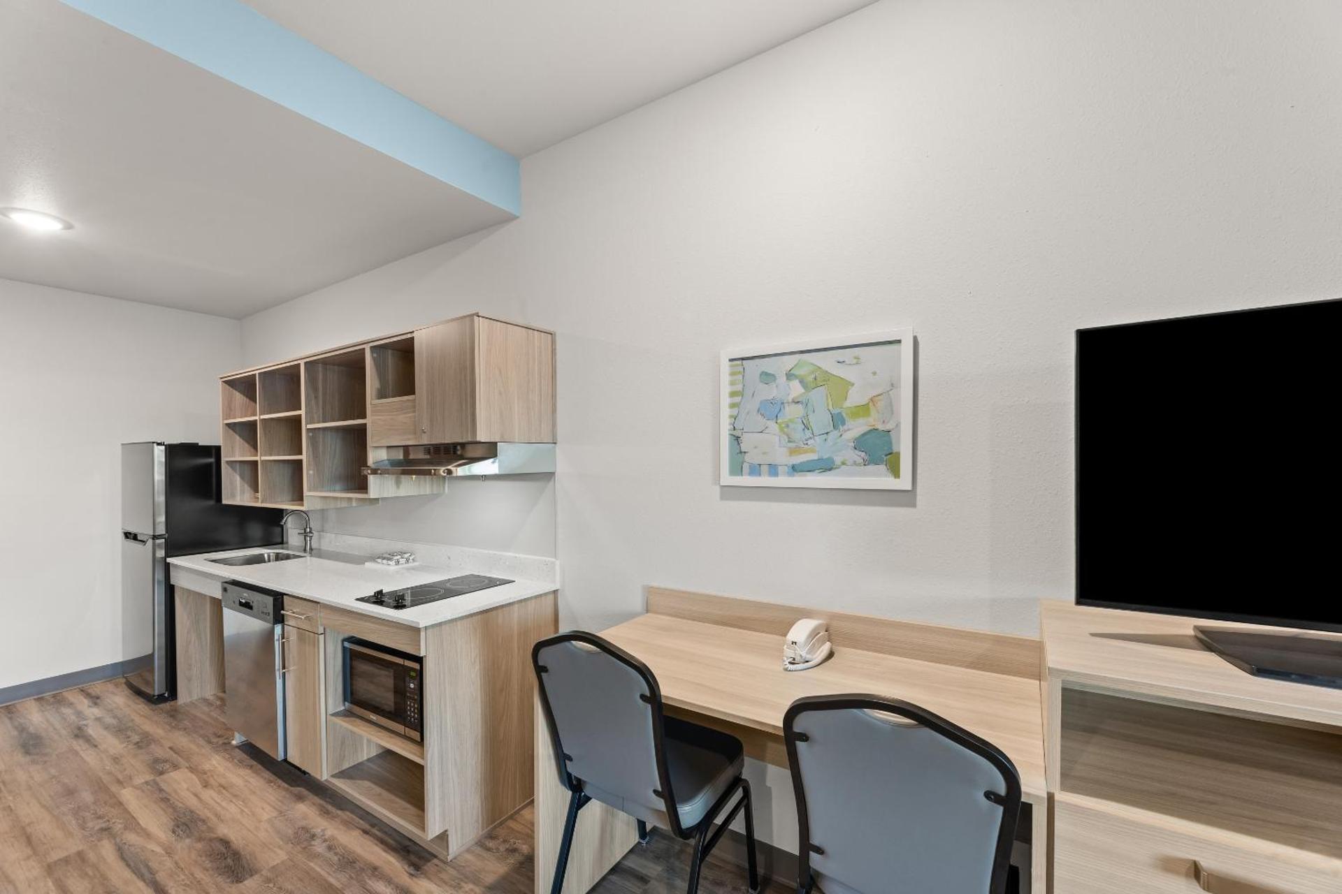 King Suite - Non-Smoking w/ Dishwasher