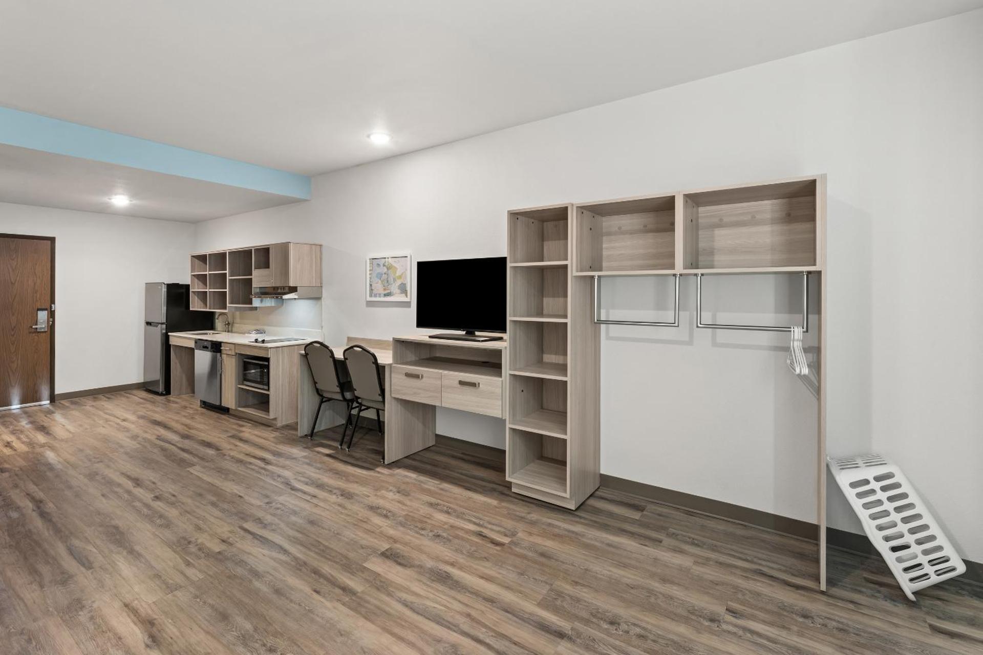 Queen Suite - Accessible/Non-Smoking w/ Dishwasher