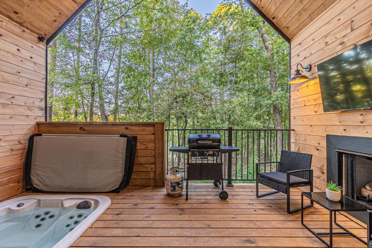 The Echo - Forest Romance with Sunken Hot Tub Underneath the Starlit Night