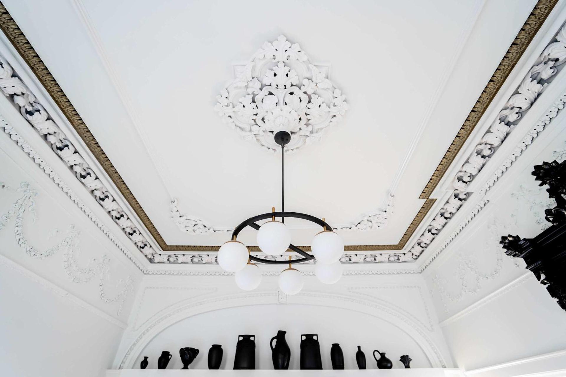 Walk to Stadiums & Downtown, Jet Tub, Historic Apt