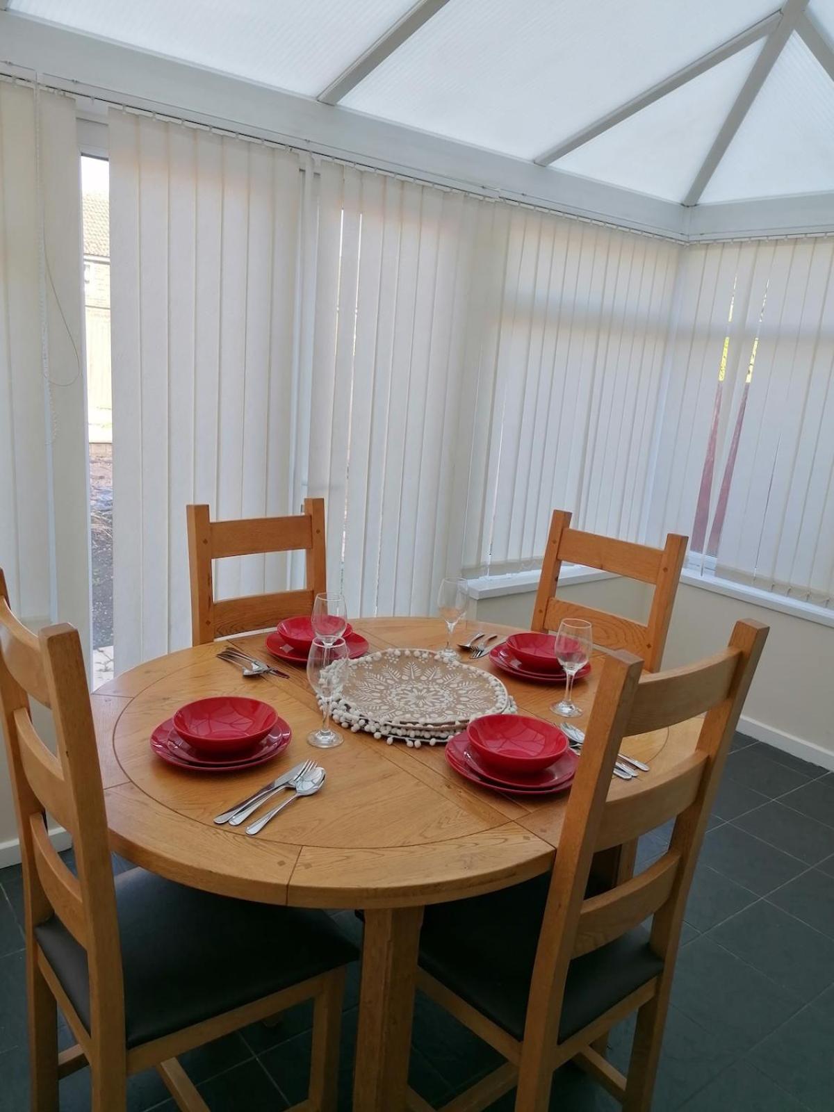 3 BR l Family & Contractors l Parks 3 cars ,near Zoo , NEC