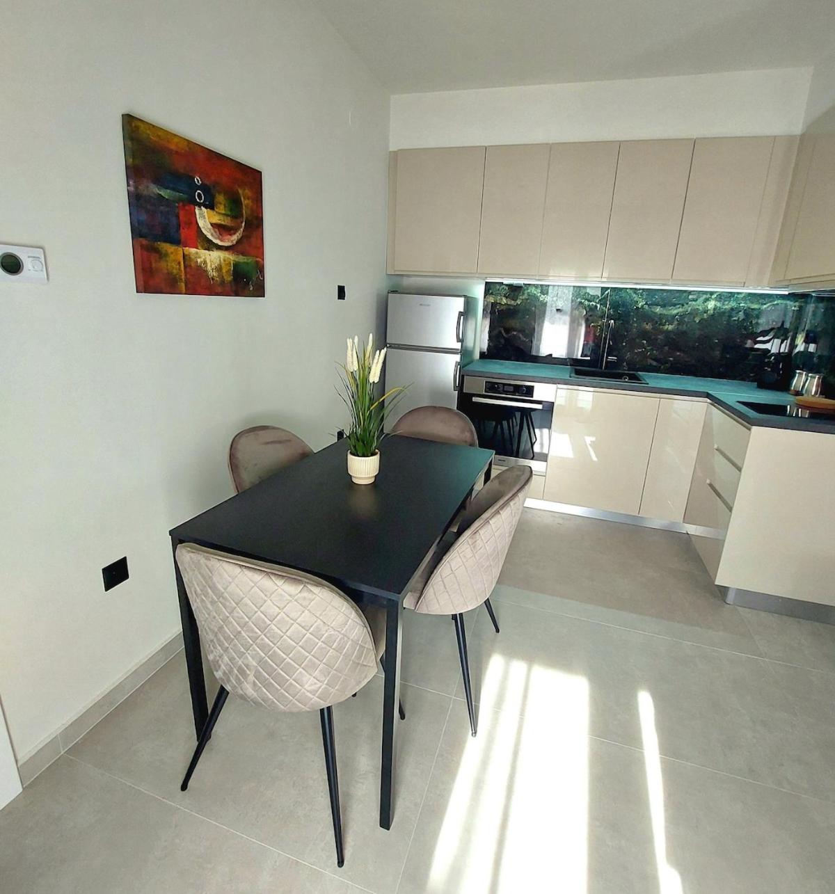 B&M apartment with balcony near the waterfront