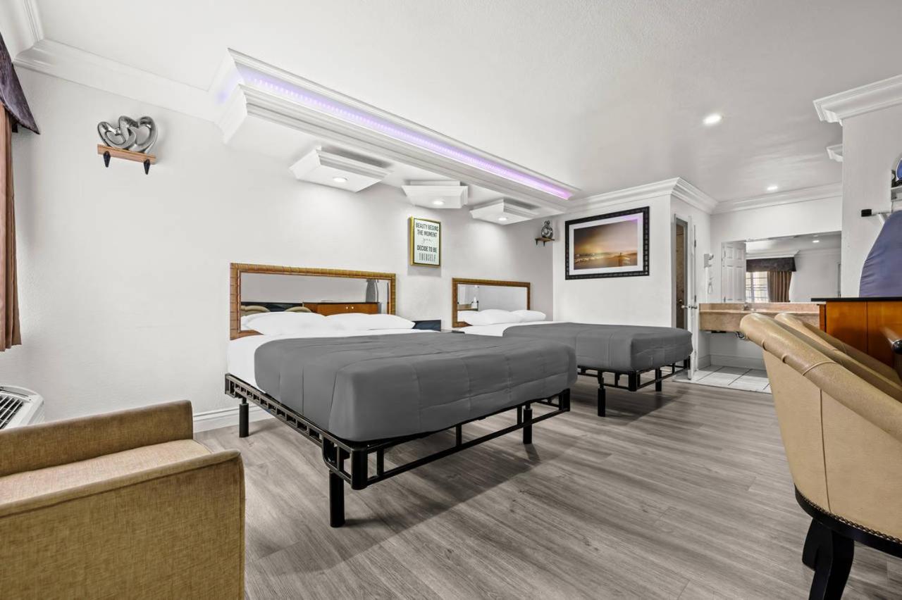 Quadruple Room with Two Queen Beds - Non Smoking