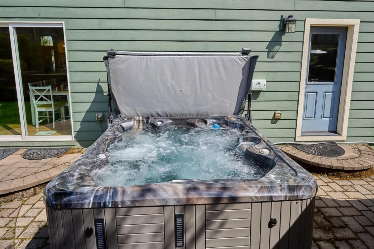 Villa with Hot Tub, Firepit and Game room