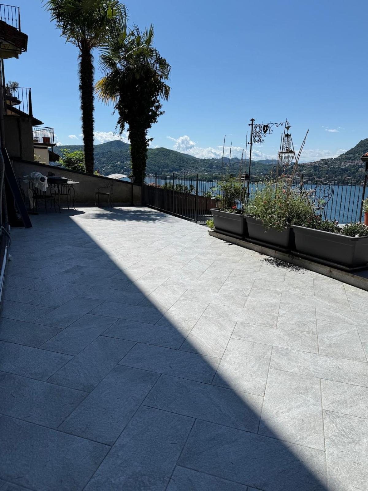 Romantic Room AL RIFUGIO DEI SOGNI terrazza con vista lago mozzafiato