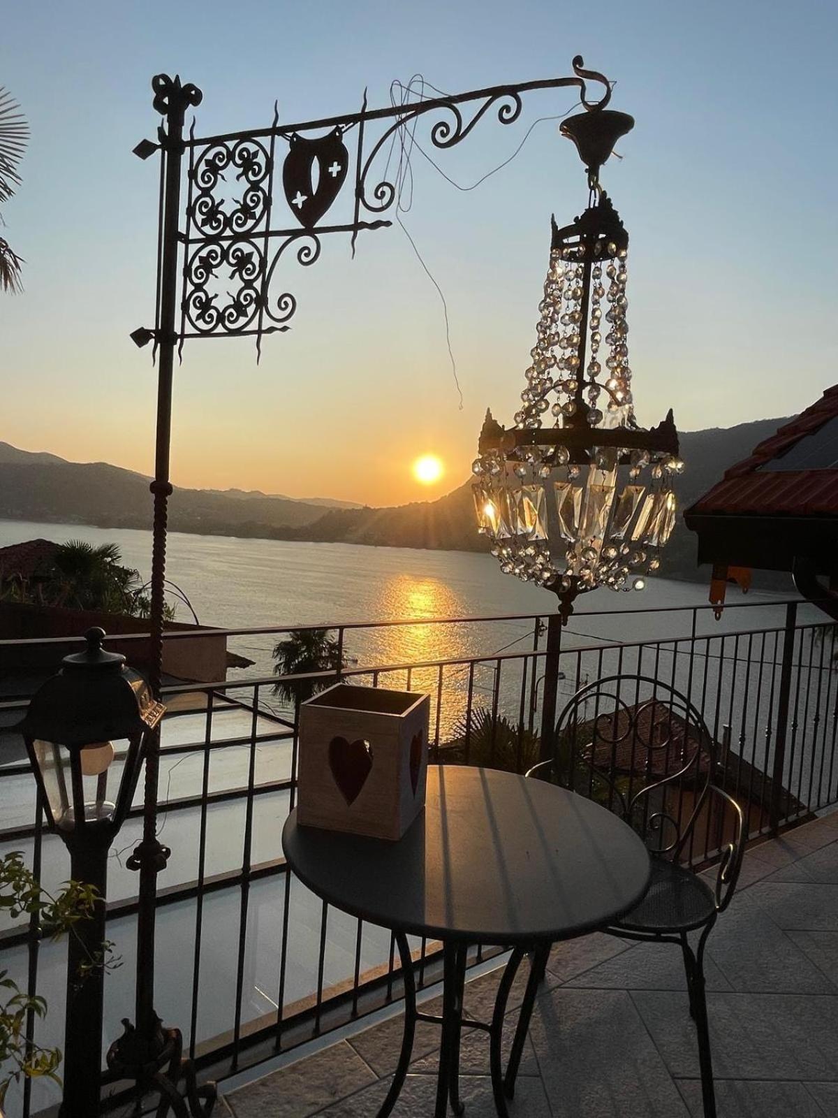 Romantic Room AL RIFUGIO DEI SOGNI terrazza con vista lago mozzafiato