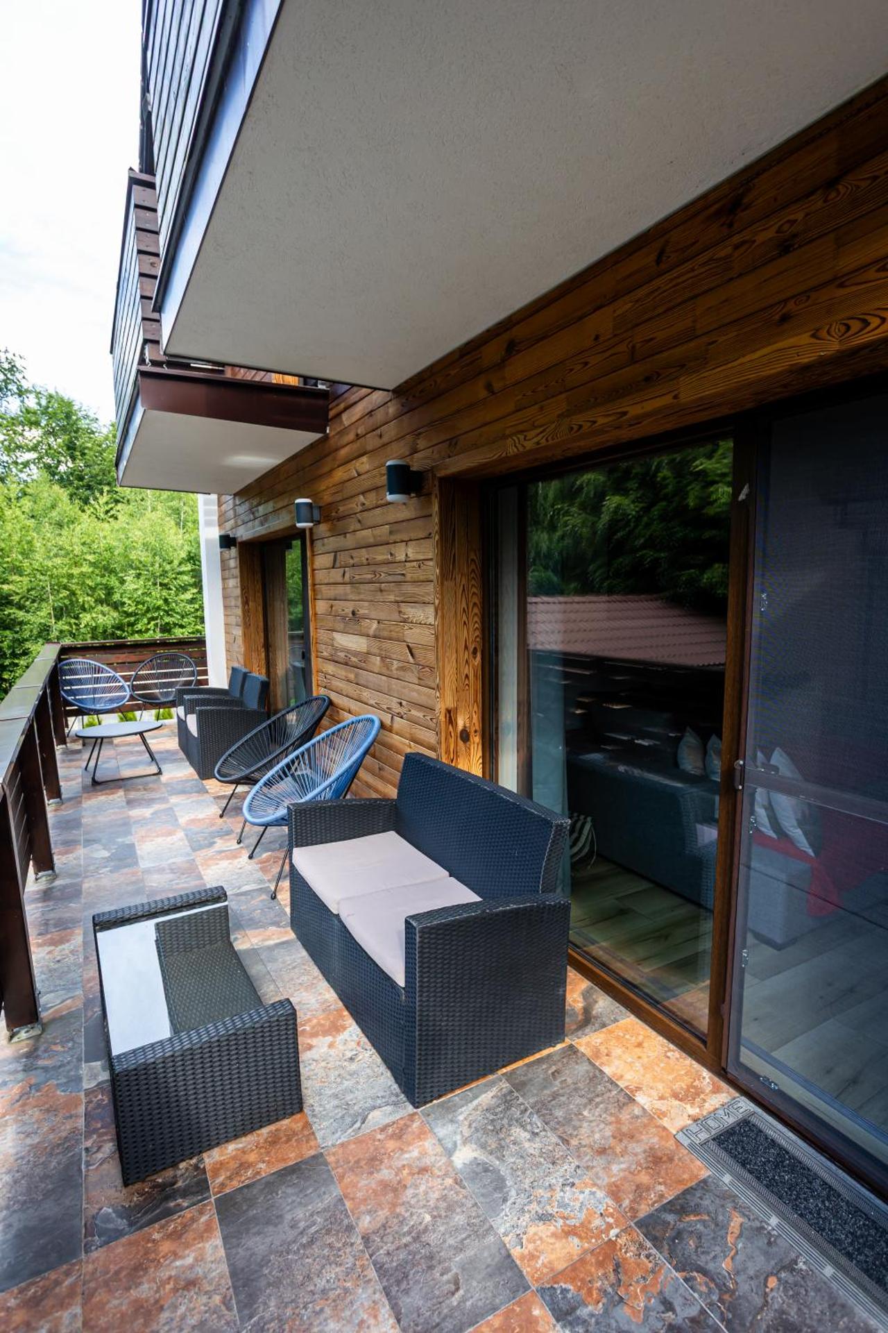 Apartment with Mountain View