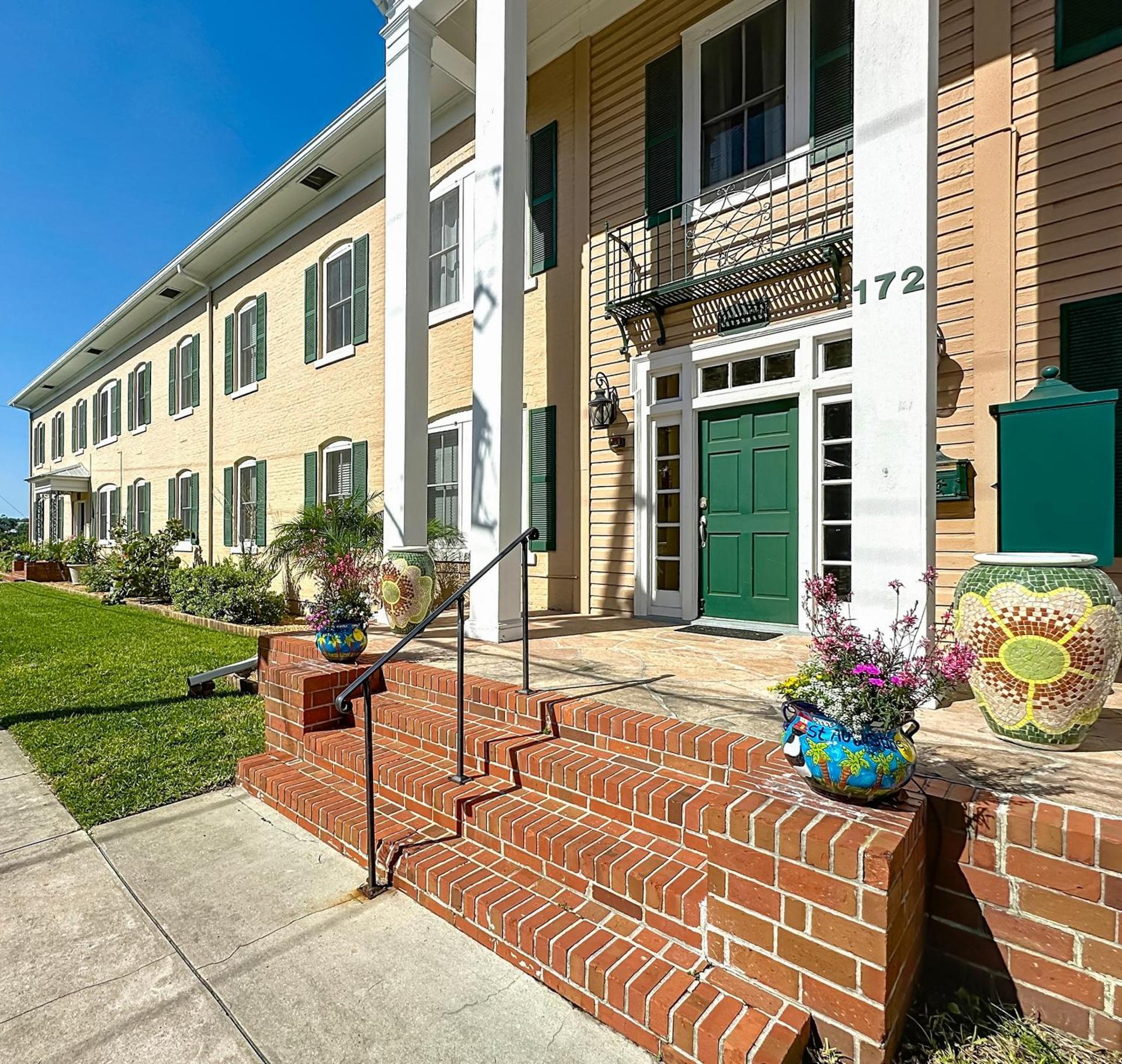 Cozy Quiet St Augustine Private Condo - 2bed, 1 bath, Sleeps 6, Steps to Historic St Augustine Center & All Tourist Attractions, Restaurants, Cafes, Backyard, Porch