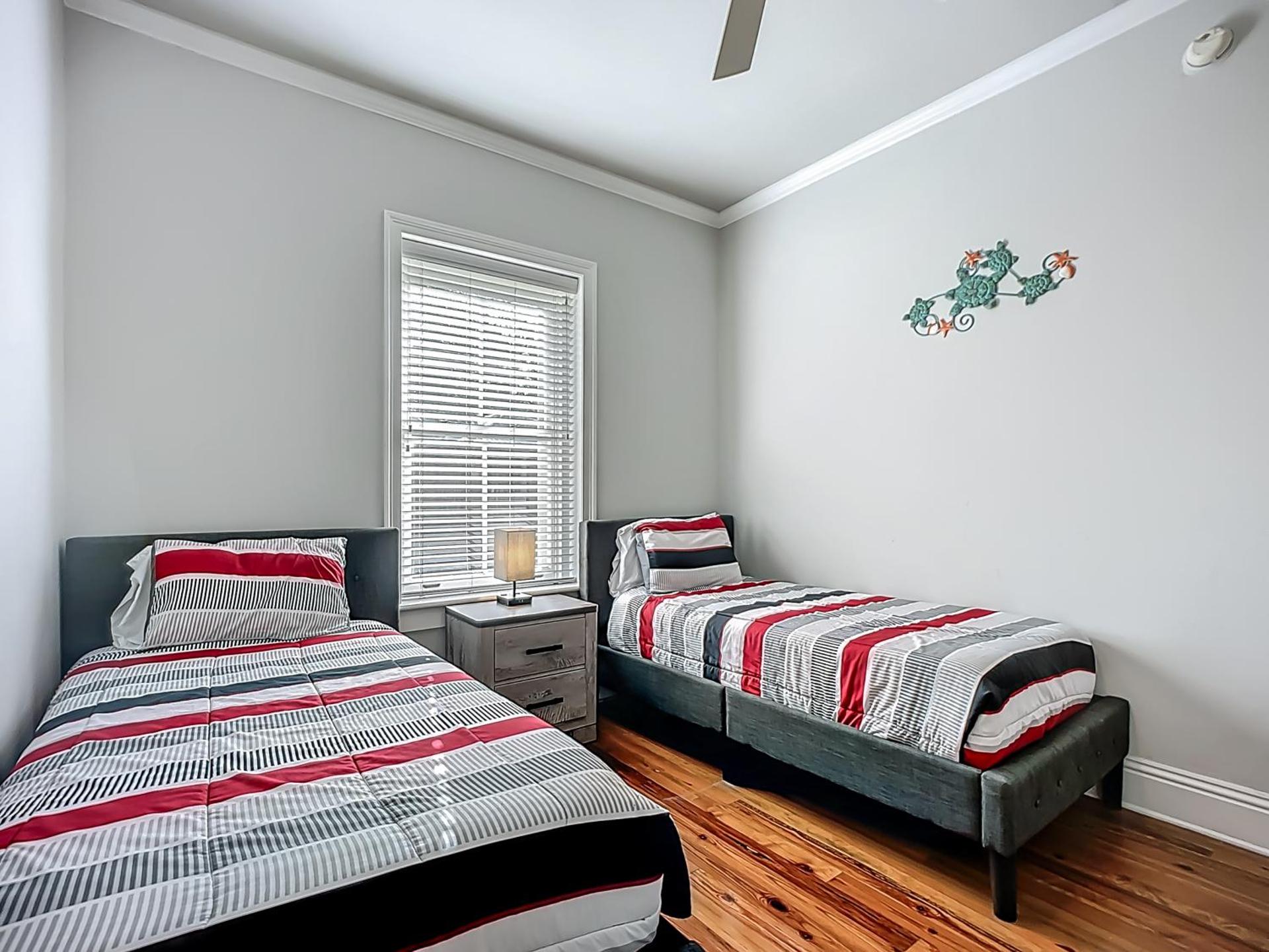 Cozy Quiet St Augustine Private Condo - 2bed, 1 bath, Sleeps 6, Steps to Historic St Augustine Center & All Tourist Attractions, Restaurants, Cafes, Backyard, Porch