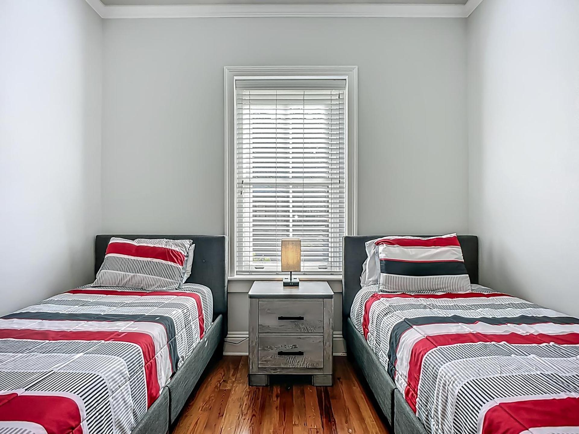 Cozy Quiet St Augustine Private Condo - 2bed, 1 bath, Sleeps 6, Steps to Historic St Augustine Center & All Tourist Attractions, Restaurants, Cafes, Backyard, Porch