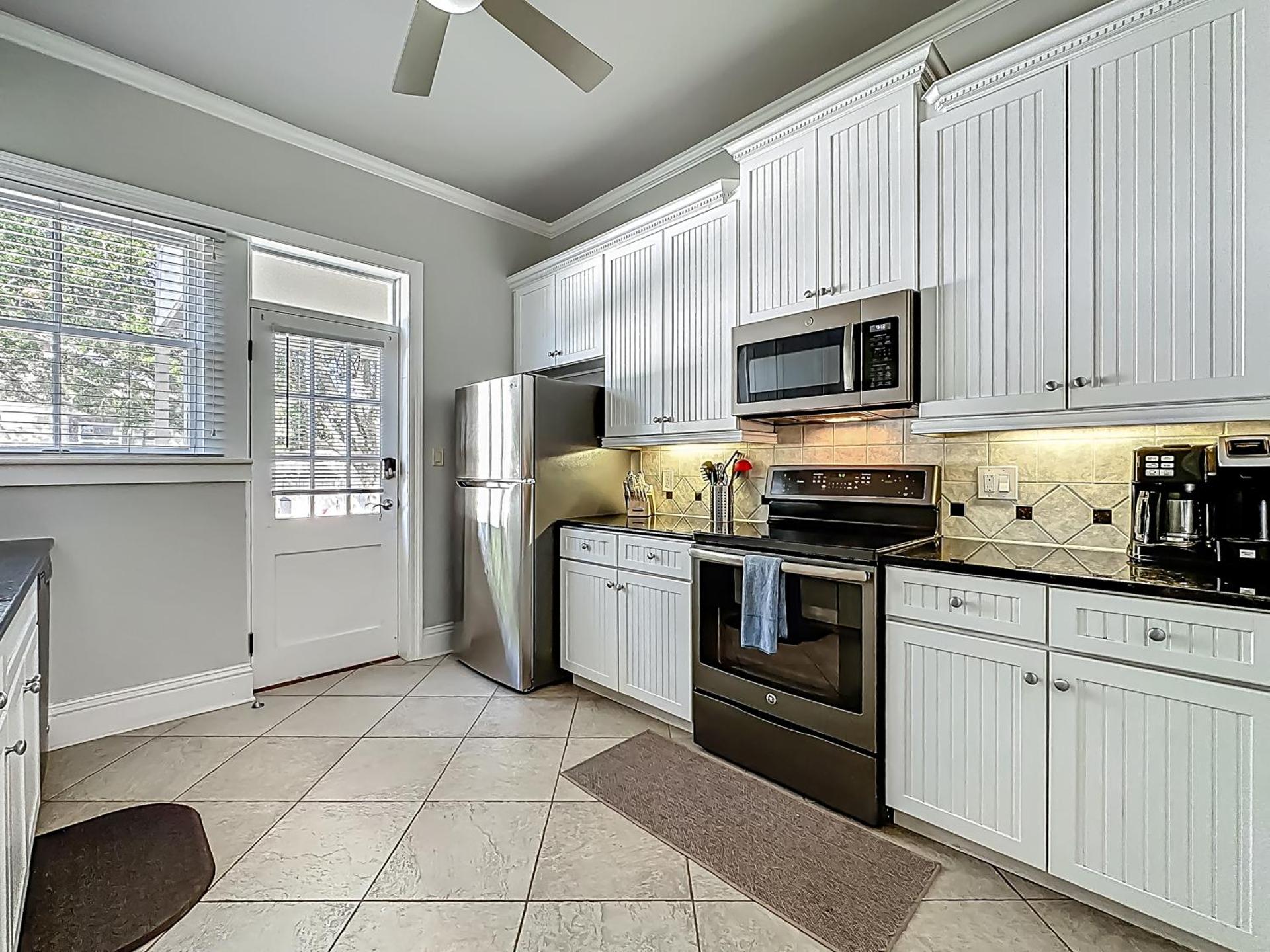 Cozy Quiet St Augustine Private Condo - 2bed, 1 bath, Sleeps 6, Steps to Historic St Augustine Center & All Tourist Attractions, Restaurants, Cafes, Backyard, Porch