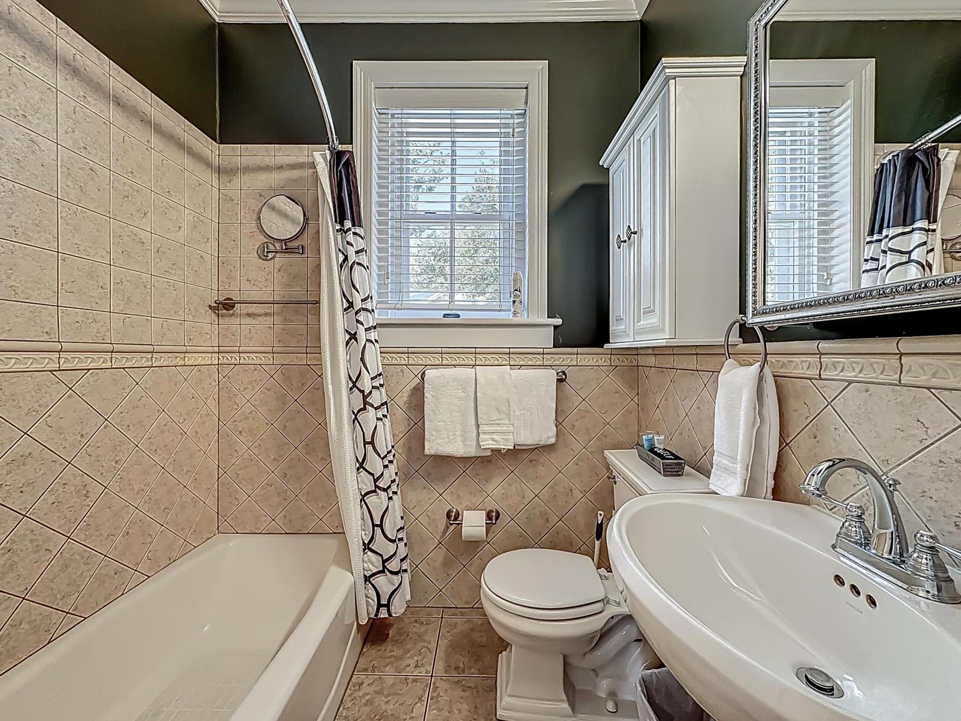 Cozy Quiet St Augustine Private Condo - 2bed, 1 bath, Sleeps 6, Steps to Historic St Augustine Center & All Tourist Attractions, Restaurants, Cafes, Backyard, Porch