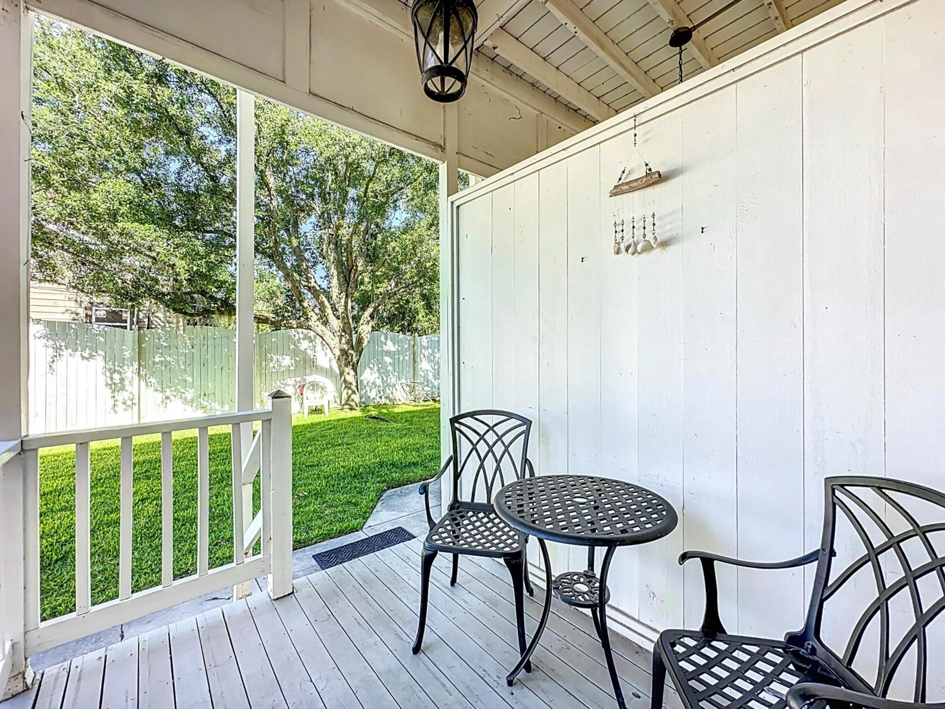 Cozy Quiet St Augustine Private Condo - 2bed, 1 bath, Sleeps 6, Steps to Historic St Augustine Center & All Tourist Attractions, Restaurants, Cafes, Backyard, Porch