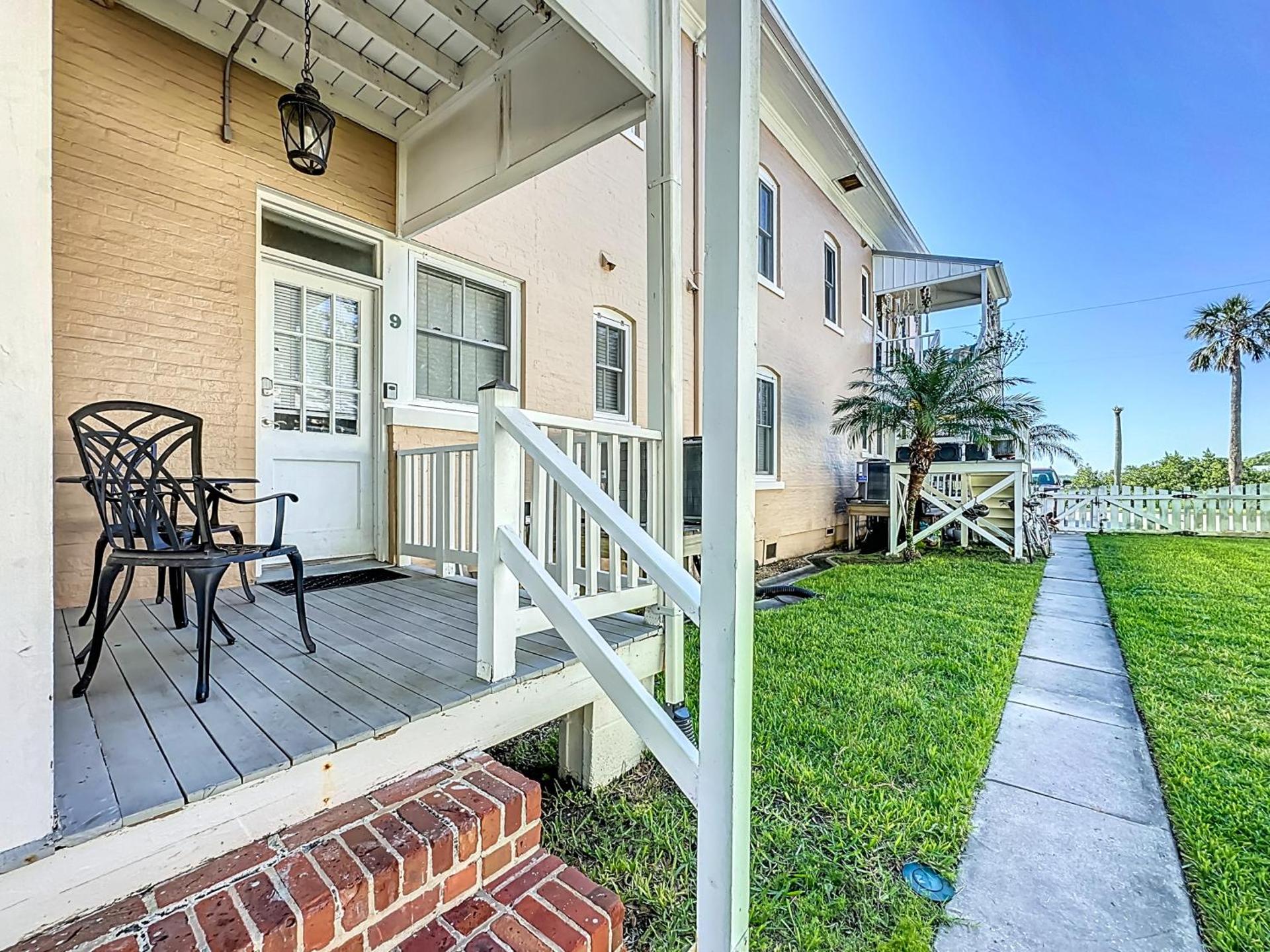 Cozy Quiet St Augustine Private Condo - 2bed, 1 bath, Sleeps 6, Steps to Historic St Augustine Center & All Tourist Attractions, Restaurants, Cafes, Backyard, Porch