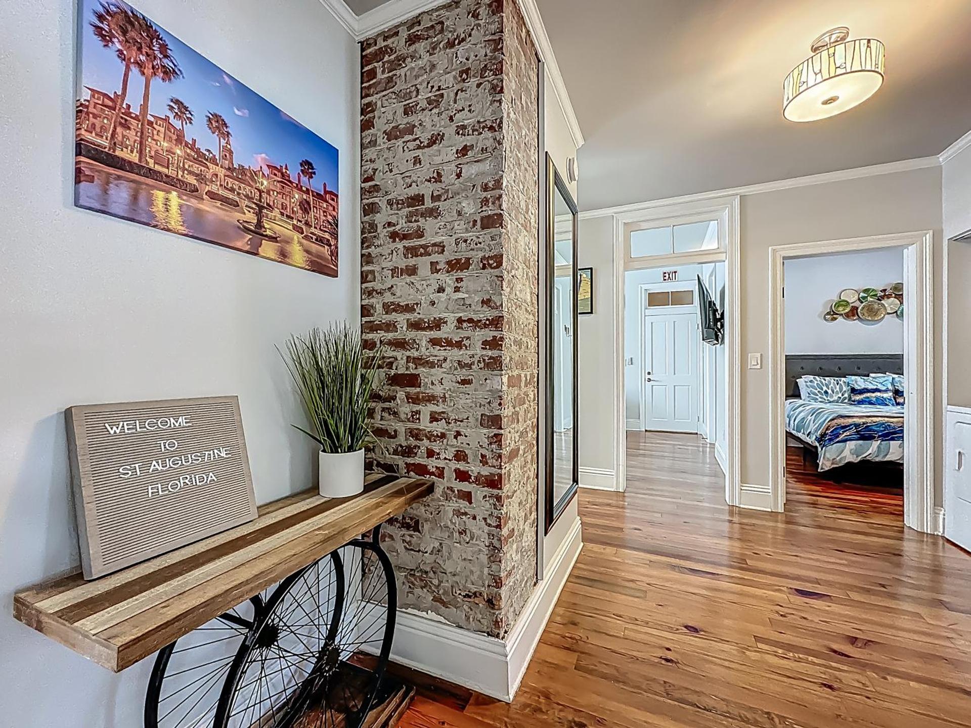 Cozy Quiet St Augustine Private Condo - 2bed, 1 bath, Sleeps 6, Steps to Historic St Augustine Center & All Tourist Attractions, Restaurants, Cafes, Backyard, Porch
