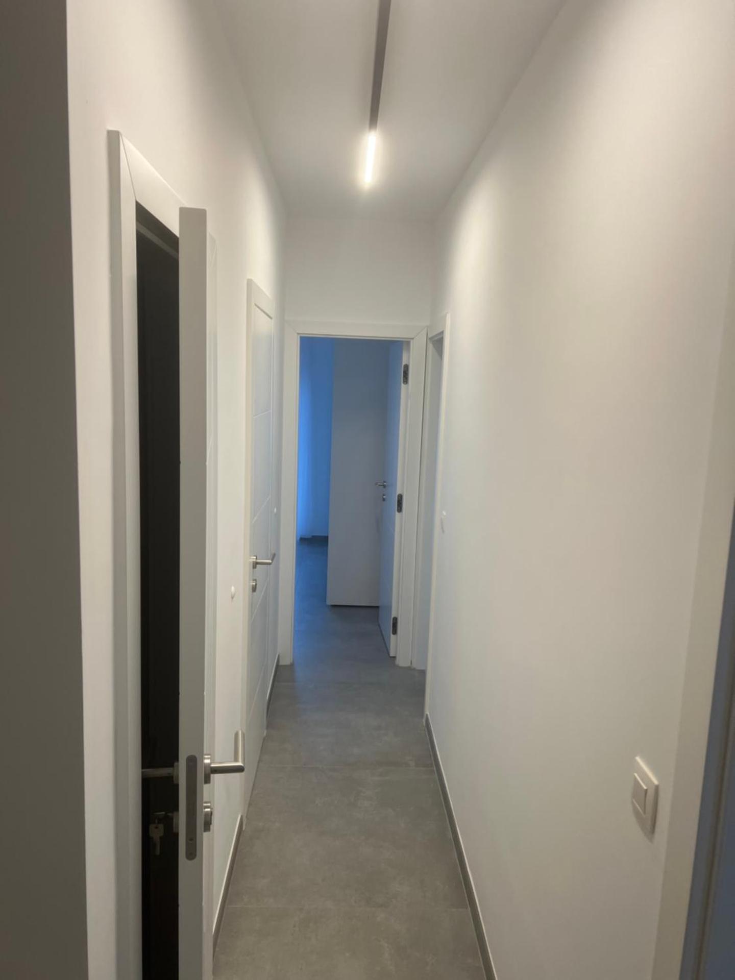 Heel Appartement 90m2 met 2 slaapkamers woonkamer Keuken badkamer privé garage