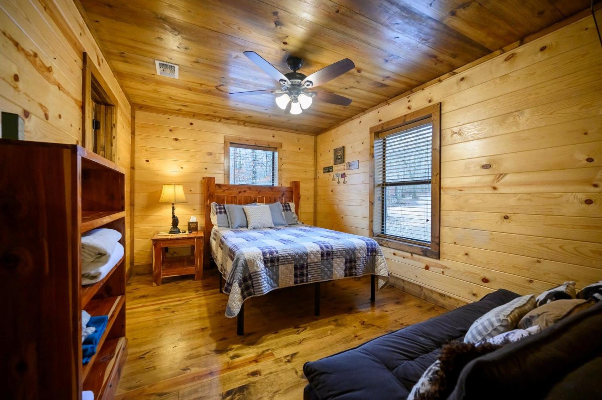 Whitetail Retreat Cabin for 13