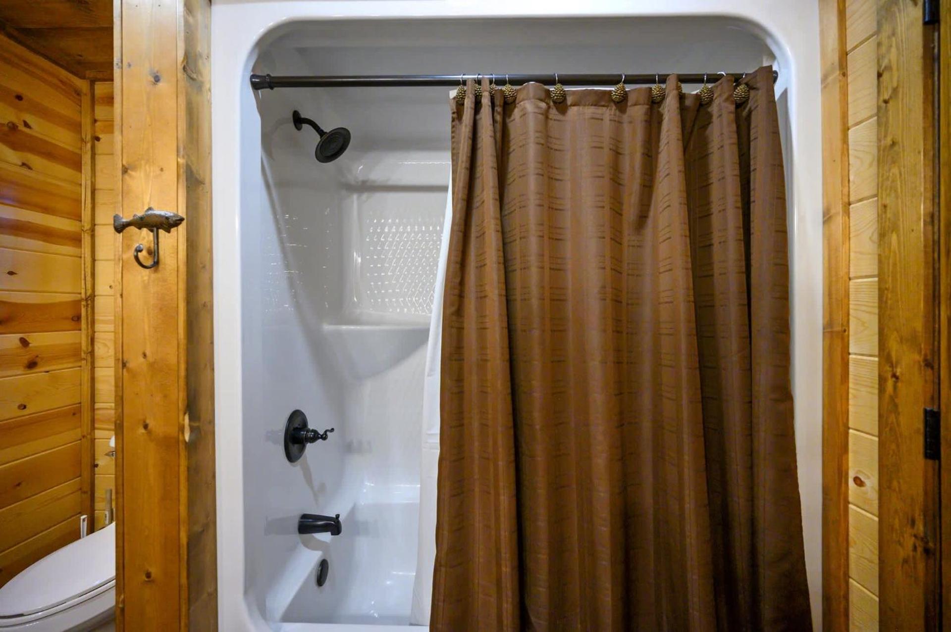 Whitetail Retreat Cabin for 13